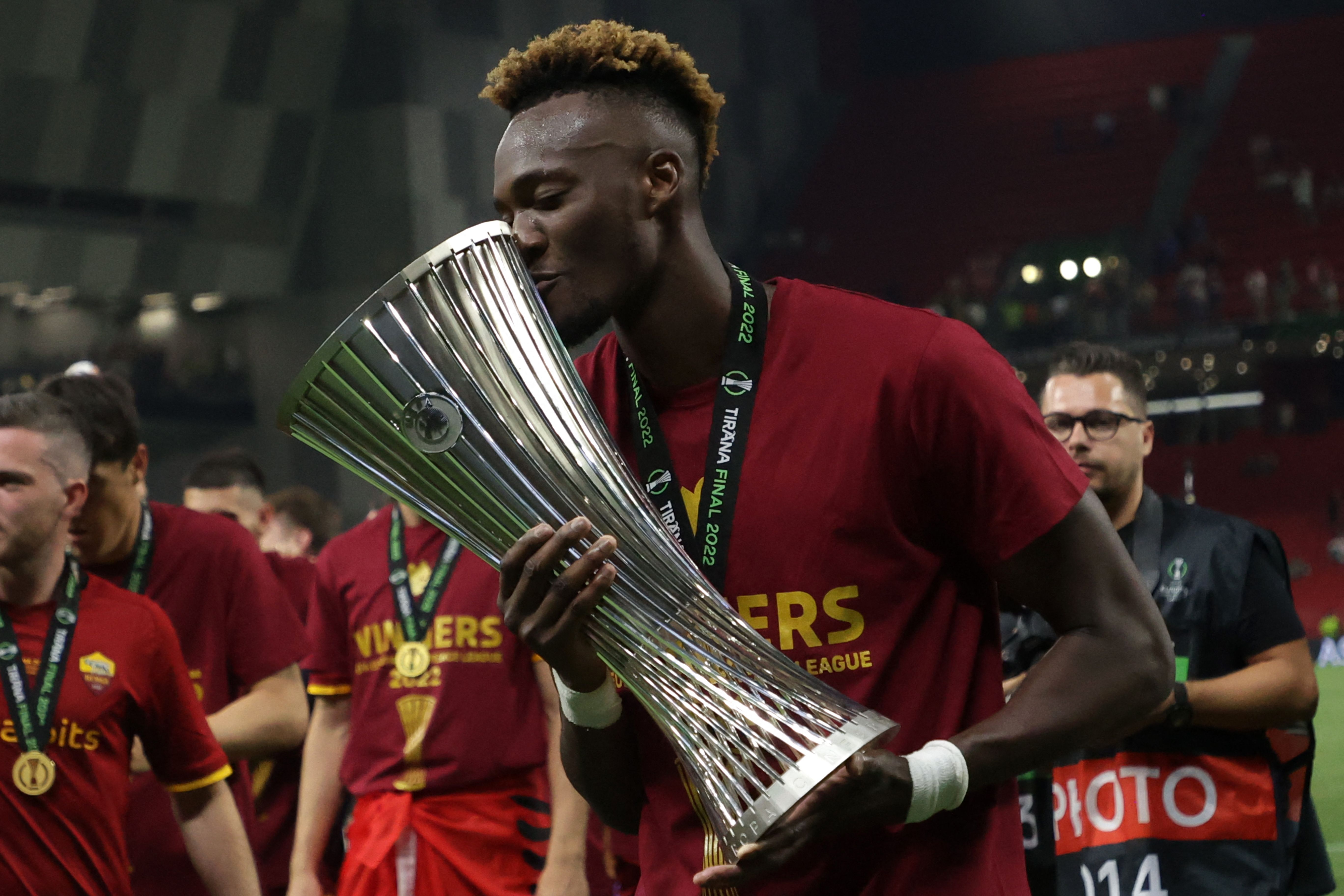 Penyerang AS Roma Tammy Abraham mencium trofi Liga Konferensi UEFA.