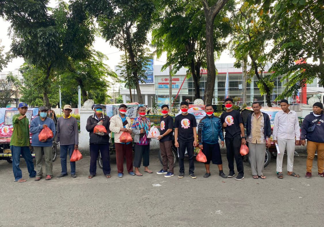 RELAWAN Ganjar Milenial Sumatera Utara (Sumut) membagikan 300 paket sembako ke sopir becak motor (bentor).