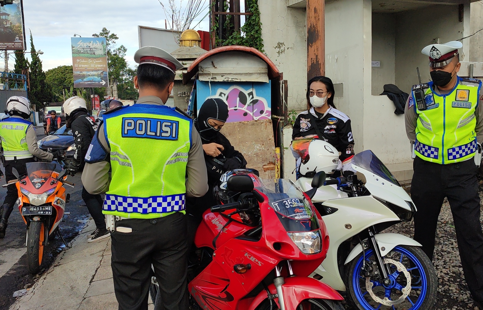 Anggota polisi melakukan penilangan kepada pengguna sepeda motor yang melakukan pelanggaran lalulintas di Simpang Beatrik, Jalan Raya Lemban
