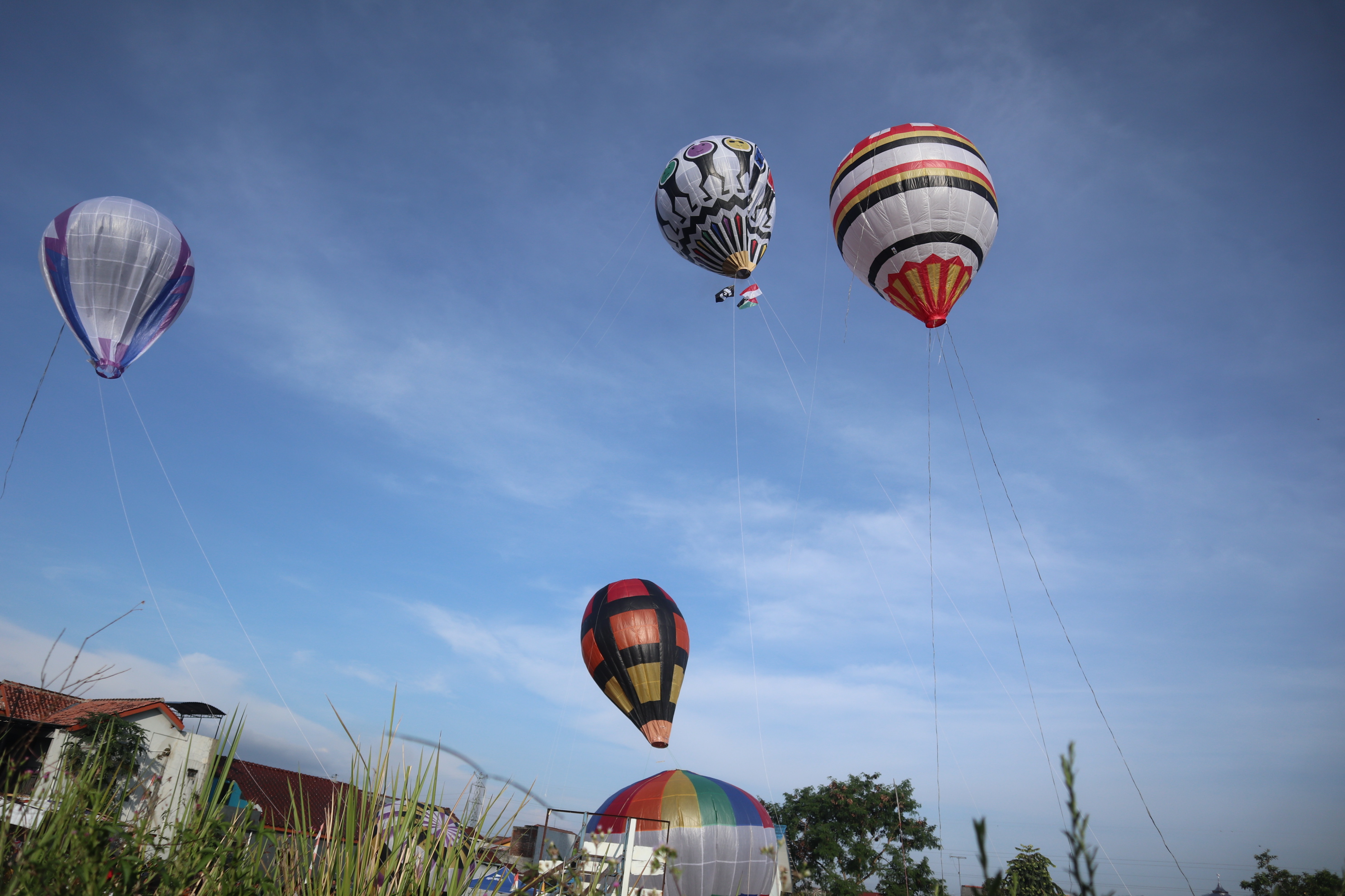 Masyarakat Wonosobo, Jateng merayakan Idulfitri menerbangkan balon udara yang ditambatkan dengan tali agar tidak mengganggu penerbangan.