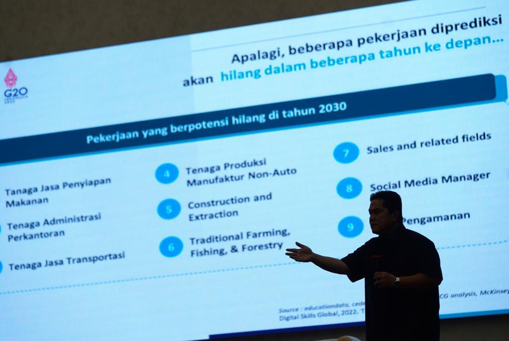 Menteri BUMN Erick Thohir saat memberikan kuliah umum di Universitas Prima Indonesia