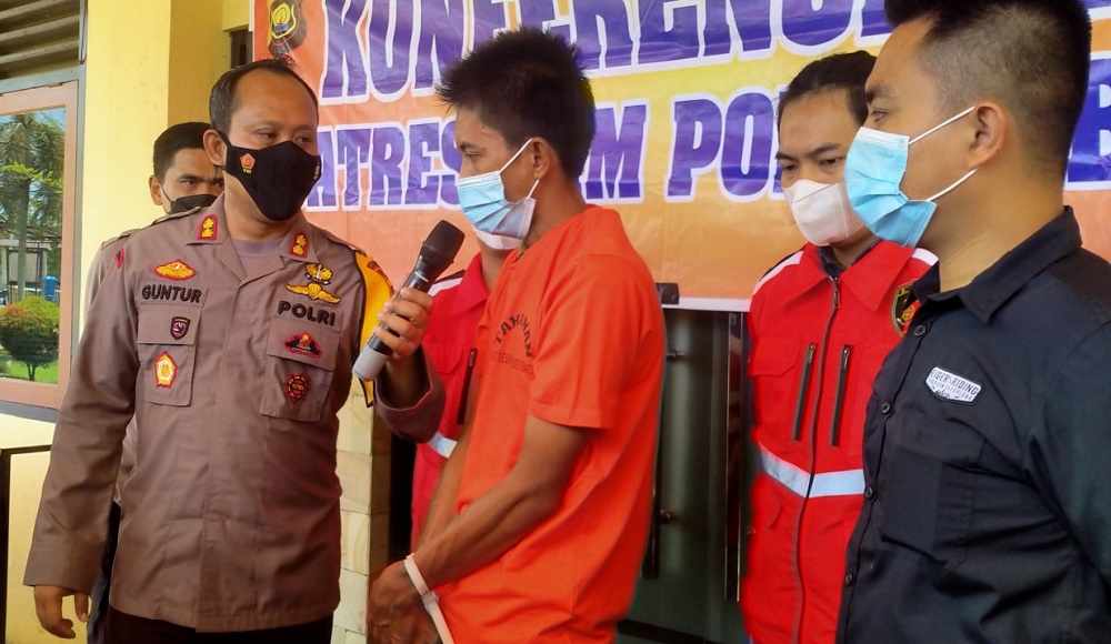 Kapolres Bungo AKB Guntur Saputro (kiri) menanyai Sapriadi, penyekap kurir sabu asal Padang, Sumbar di Mapolres Bungo, Kamis (12/5).