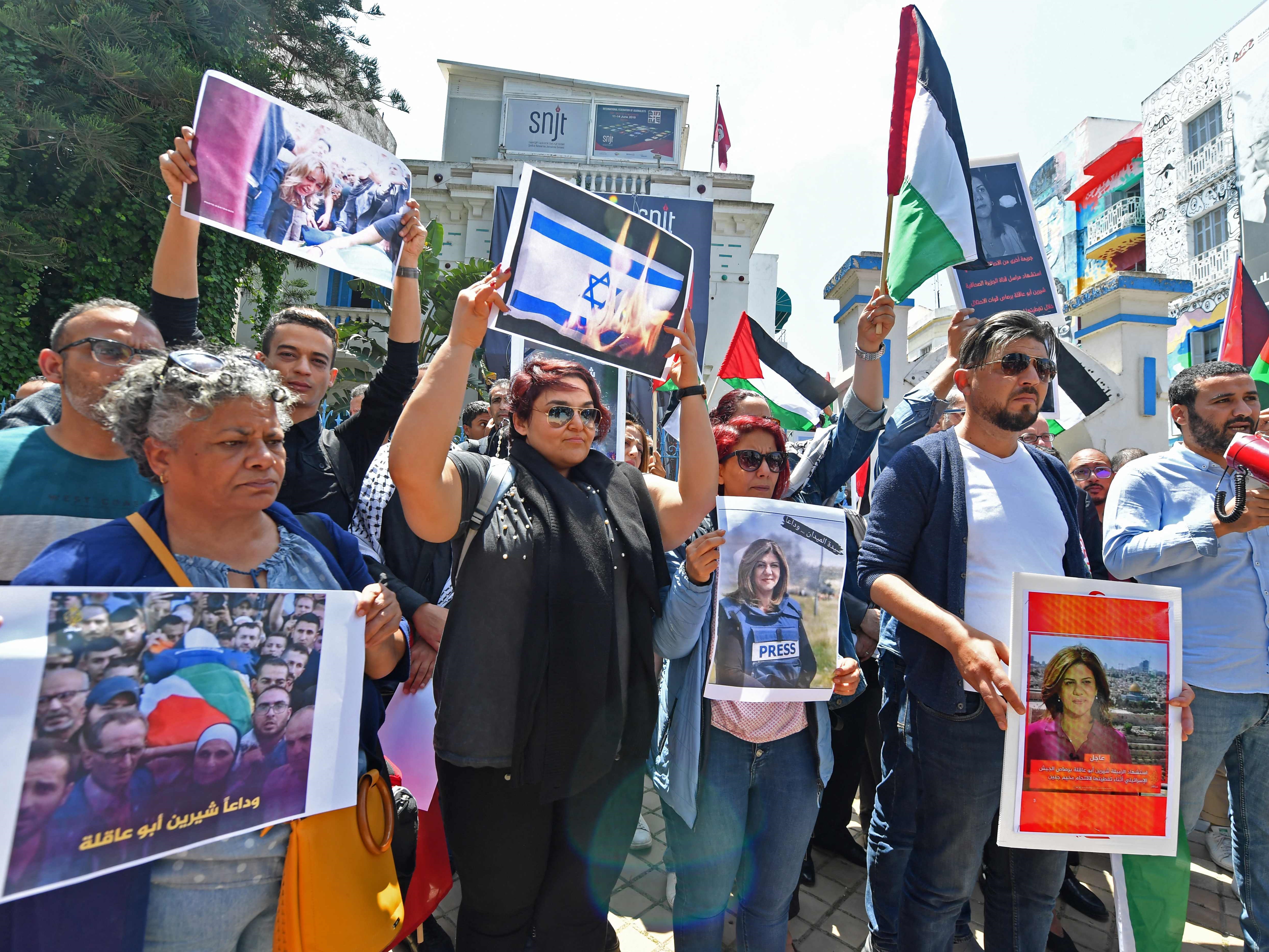 Jurnalis Tunisia memprotes kematian jurnalis veteran Al-Jazeera Palestina Shireen Abu Akleh, di Tunis, Rabu (11/5).