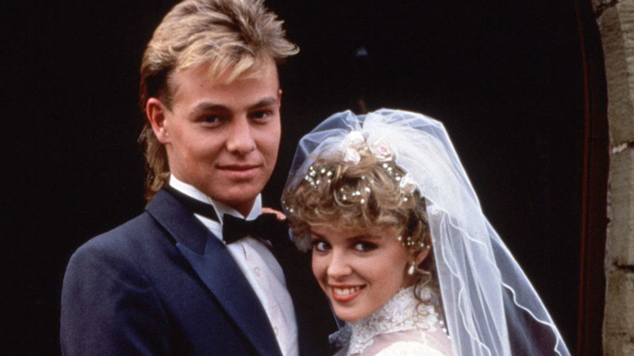 Penampilan Jason Donovan dan Kylie Minoque di opera sabun Neighbours.