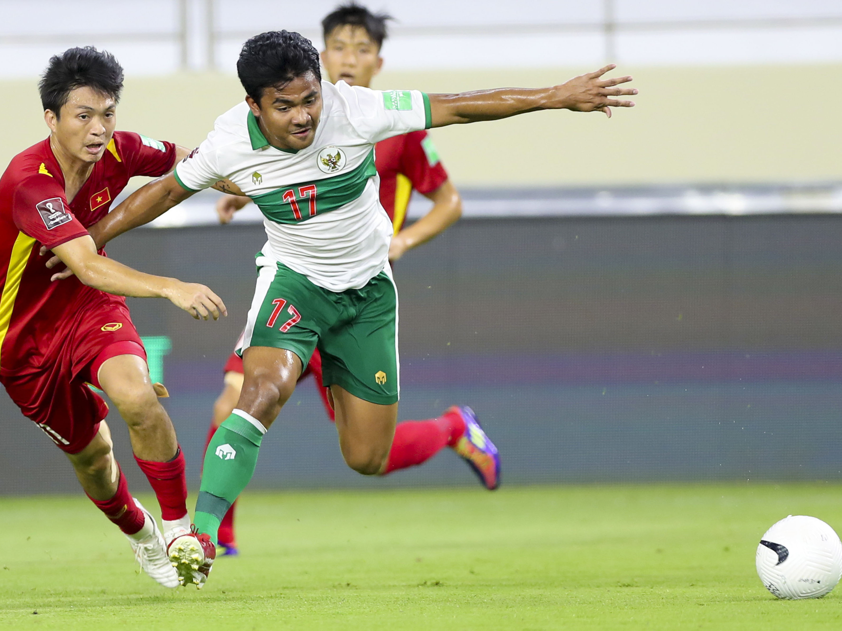 Pesepak bola Timnas Indonesia Asnawi Mangkualam (kanan)