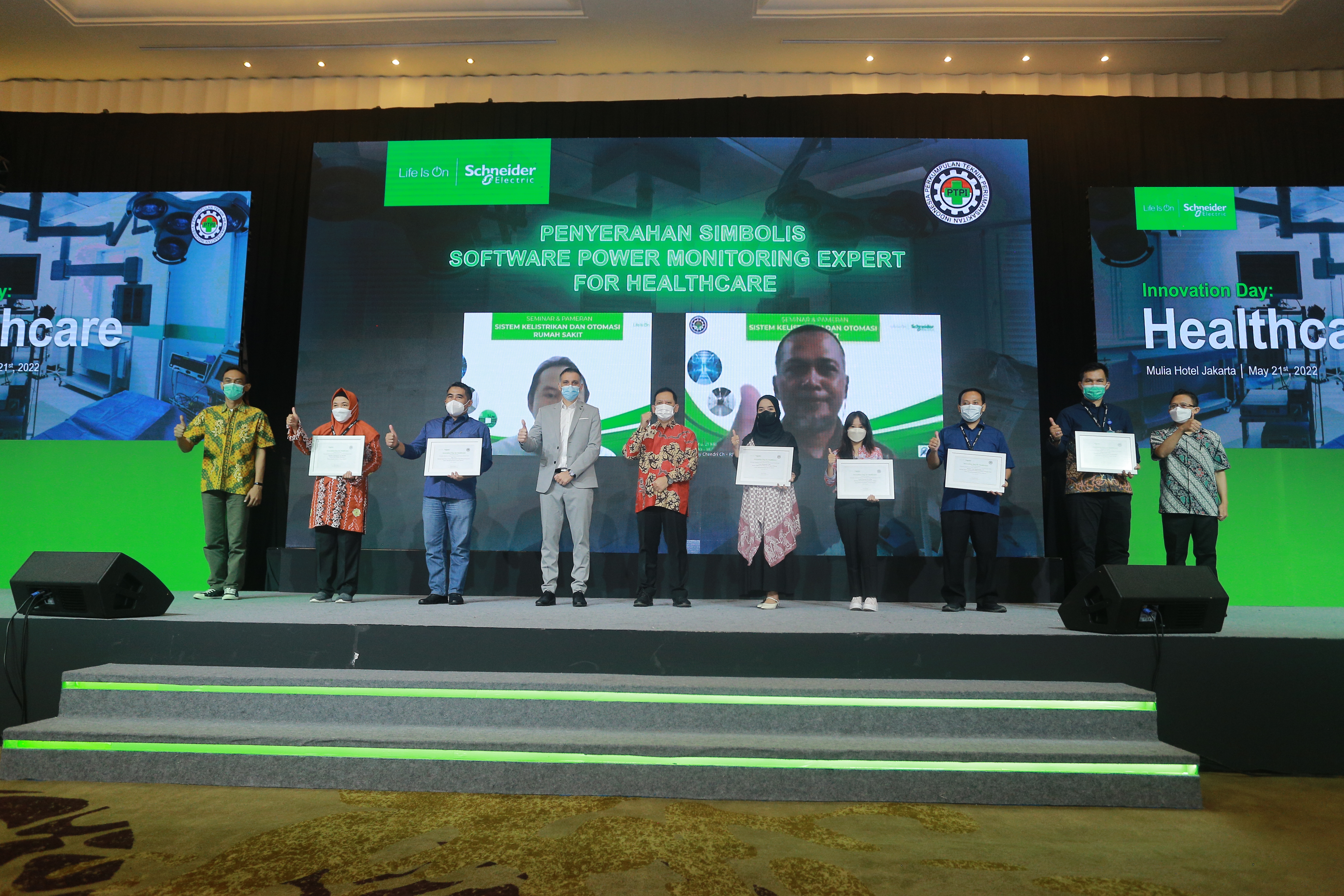 Sesi foto acara serah terima solusi EcoStruxure Power Monitoring Expert kepada perwakilan 6 rumah sakit pemerintah.