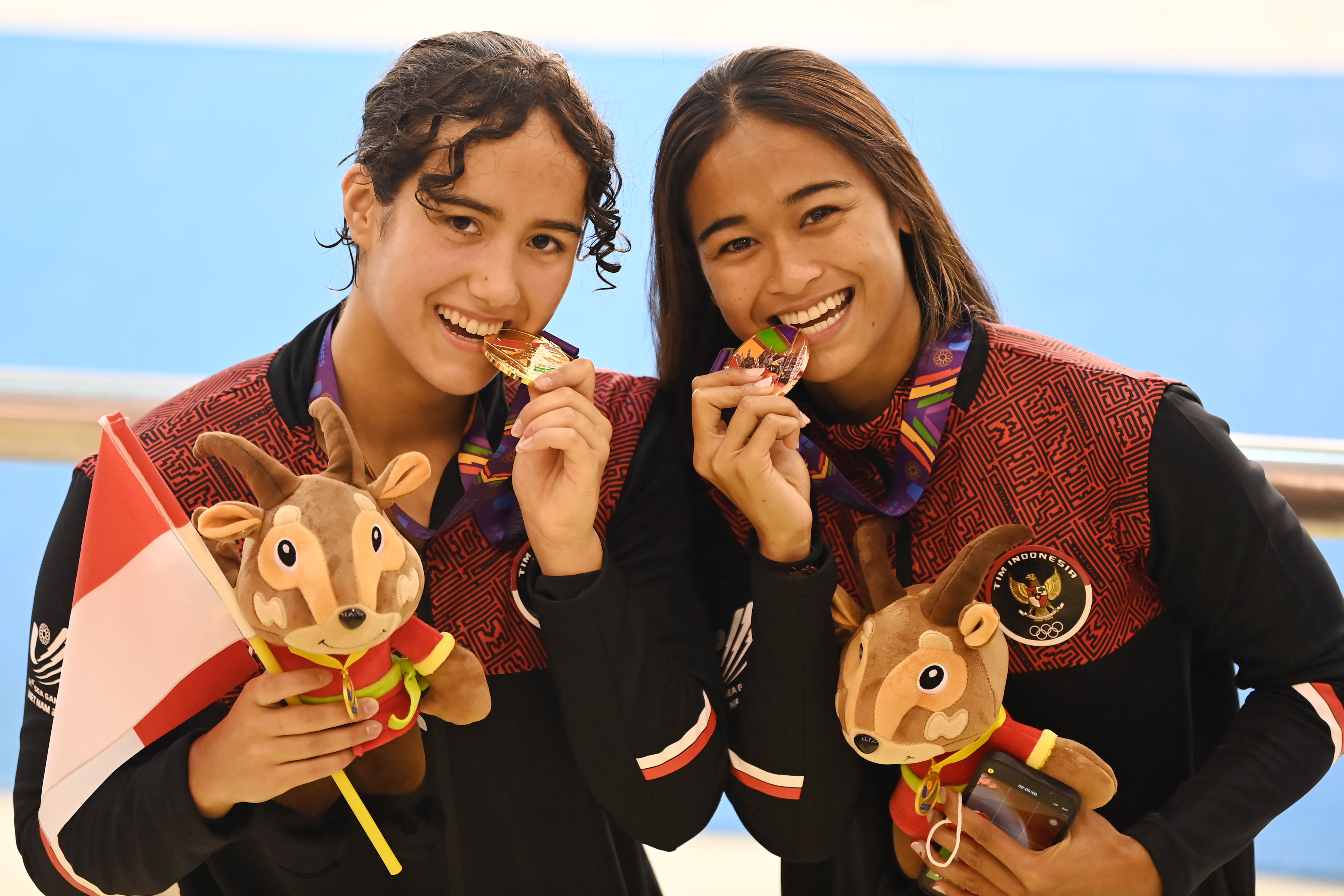 Masriani Wolf (kiri) meraih emas dan Anak Agung Istri Ratih Atmaja meraih perunggu nomor 50 meter gaya punggung putri renang SEA Games 2021.