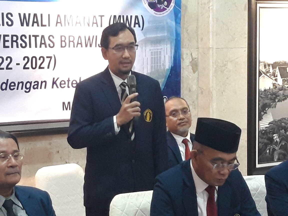 Rektor Terpilih Universitas Brawijaya memberikan sambutan usai terpilih