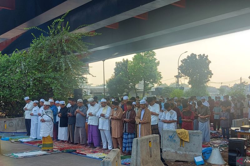 Warga RW01 Pasar Gembrong, Cipinang Besar Utara, Jatinegara, Jakarta Timur, menggelar Salat Idul Fitri di kolong Tol Becakayu.