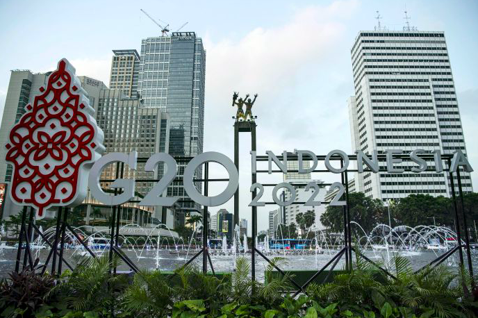 Logo Presidensi G20 Indonesia 2022 terpajang di Bundaran HI, Jakarta, Jumat (21/1/2022).