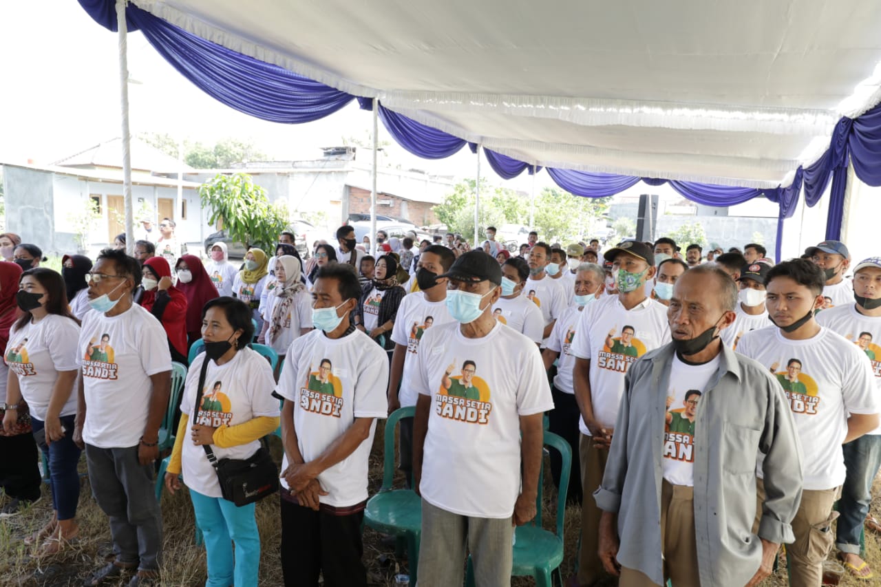 Massa Setia Sandi mendeklarasikan dukungan kepada Menparekraf Sandiaga Uno di pilpres 2024, di Rumah Tengah Sawah, Kelurahan Bangunsari, Kec