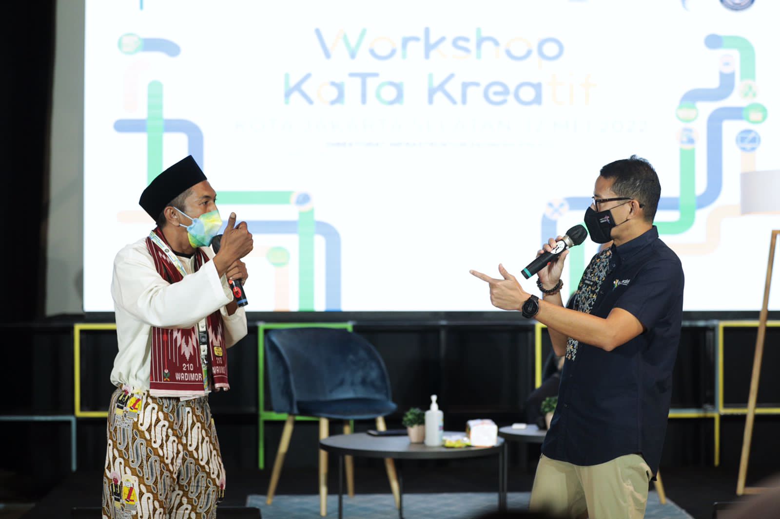 Peserta workshop, Anindhita Kirana Isa (23) menantang Sandiaga menggambar saat workshop program Kabupaten-Kota (KaTa) Kreatif, di Jaksel, Ka