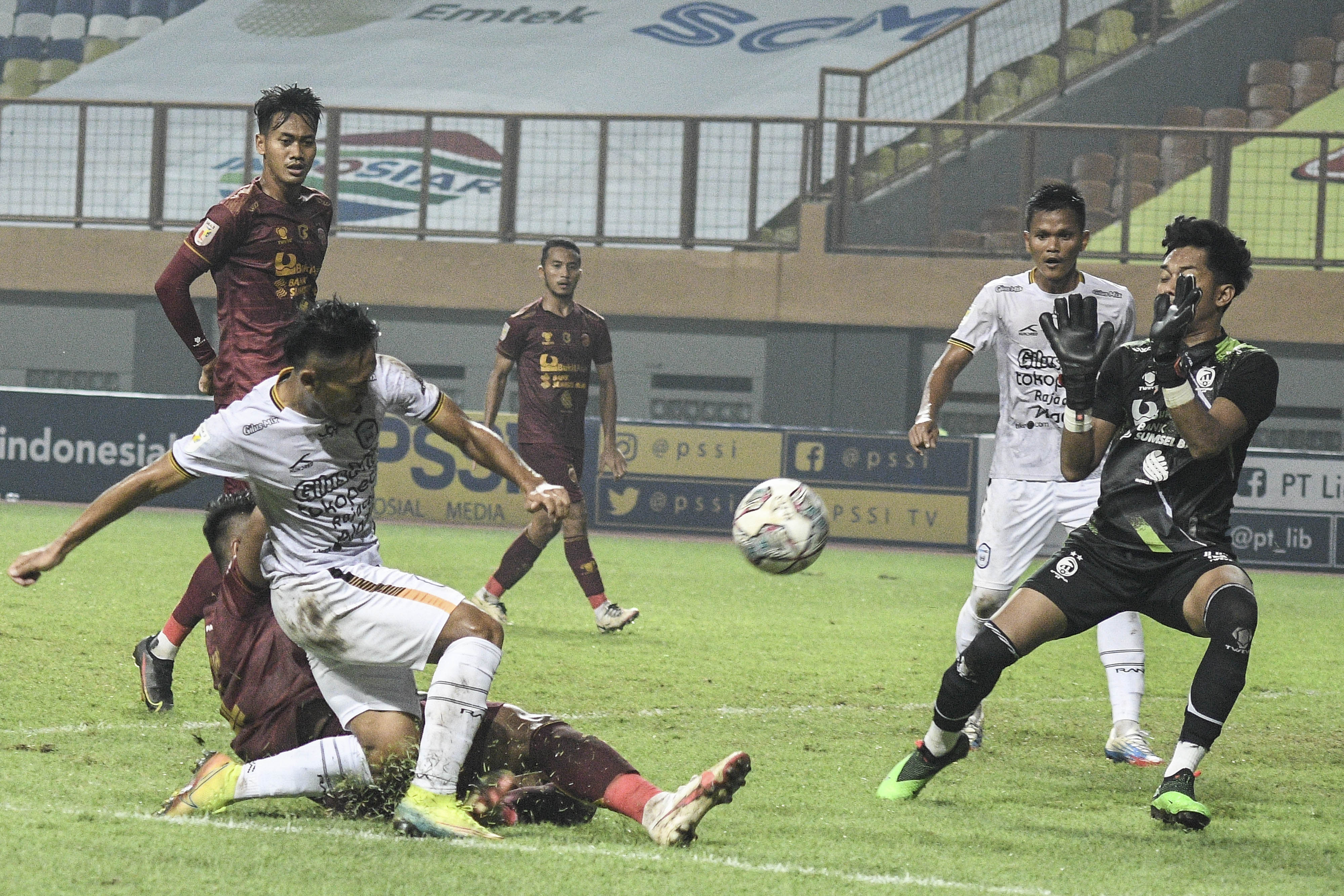 Penjaga gawang Rizky Darmawan (kanan)