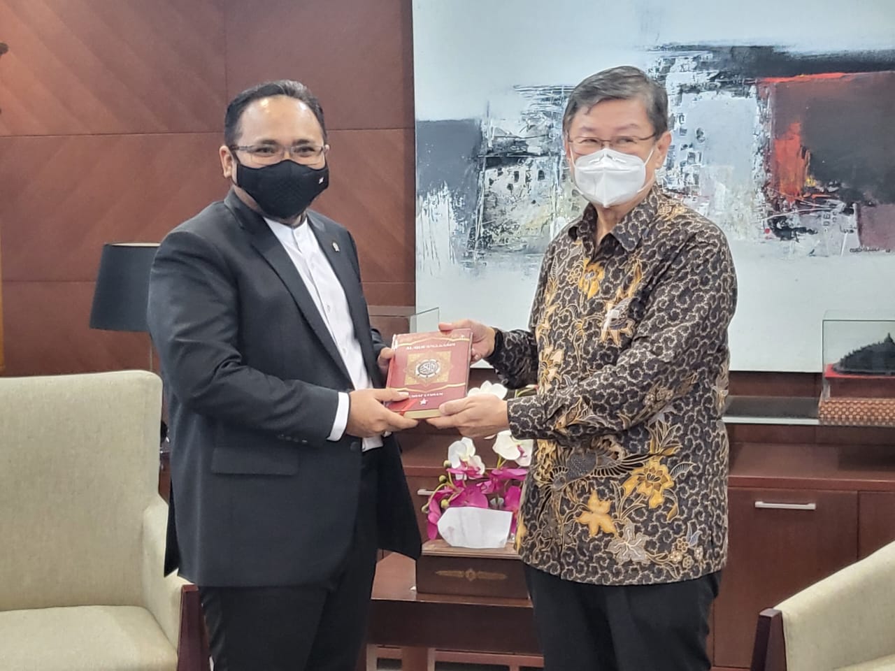 Penyerahan Al-Quran secara simbolik dari Permabudhi kepada Kementerian Agama.