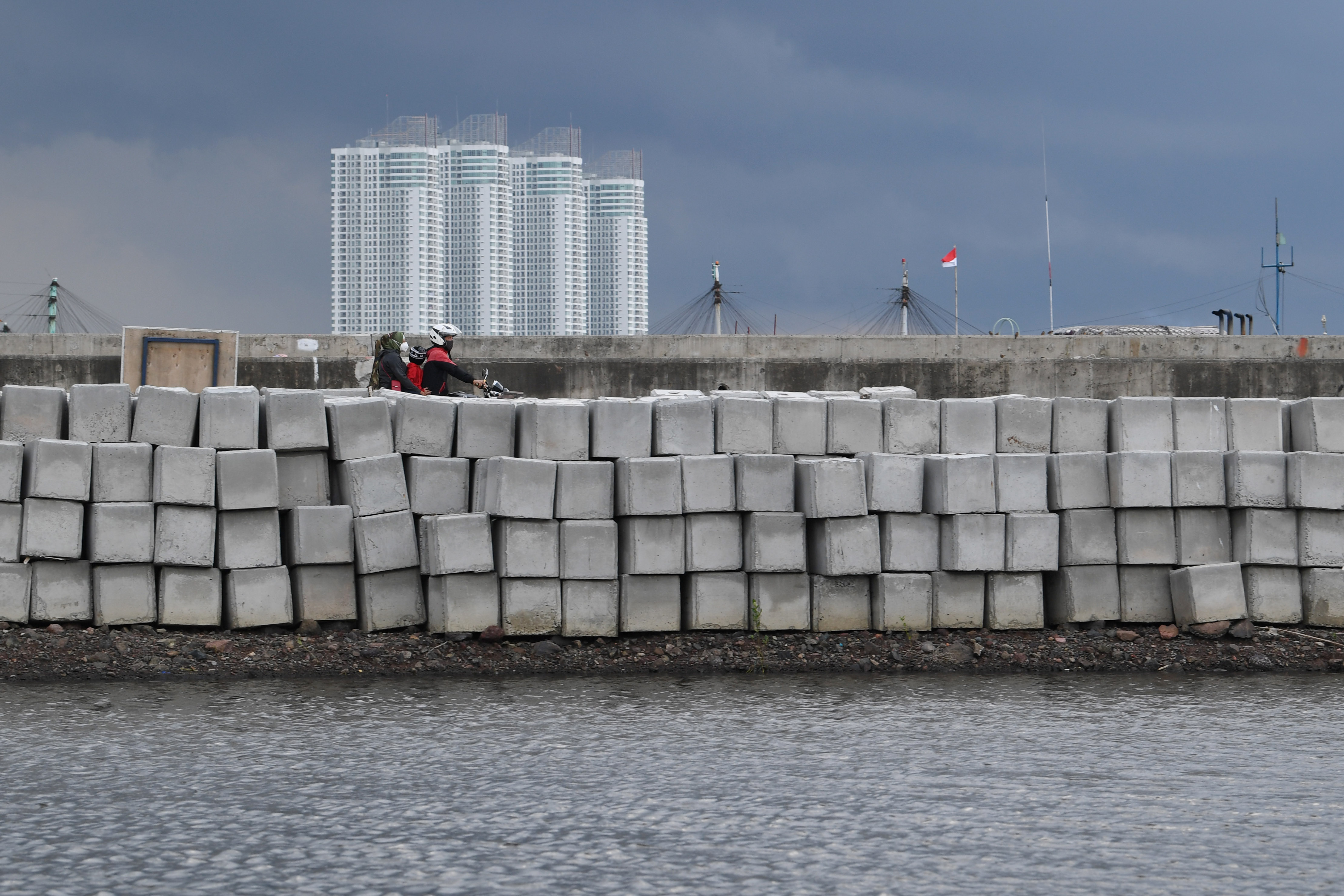 Ilustrasi pembangunan tanggul laut