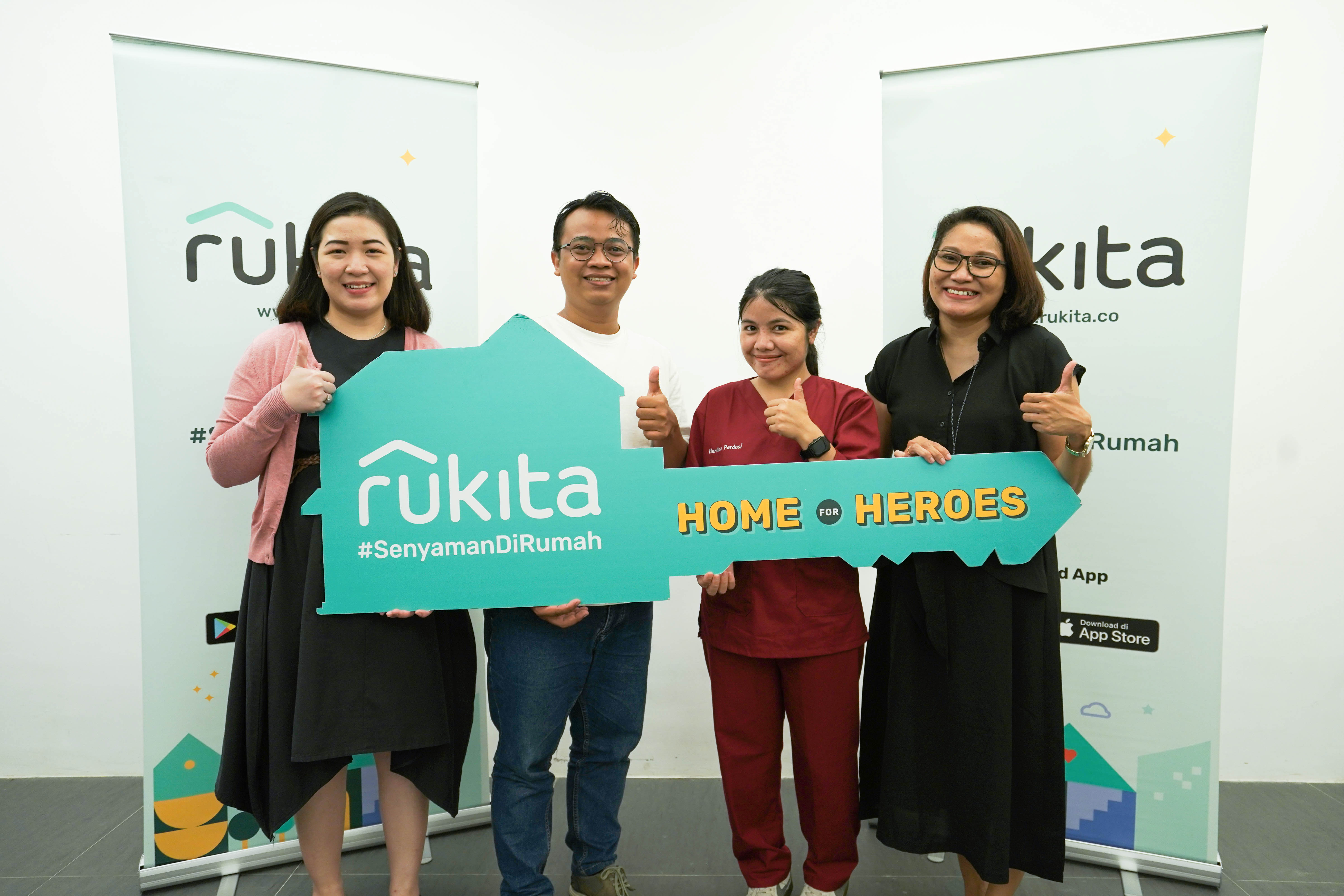 Penyerahan kunci unit Rukita kepada para penerima program Home For Heroes 2022 di HQ Rukita, Jakarta, Jumat (27/5). 
