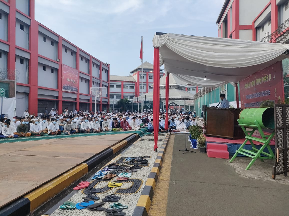 Sejumlah warga binaan di Rutan Salemba melaksanakan salat Idulfitri.