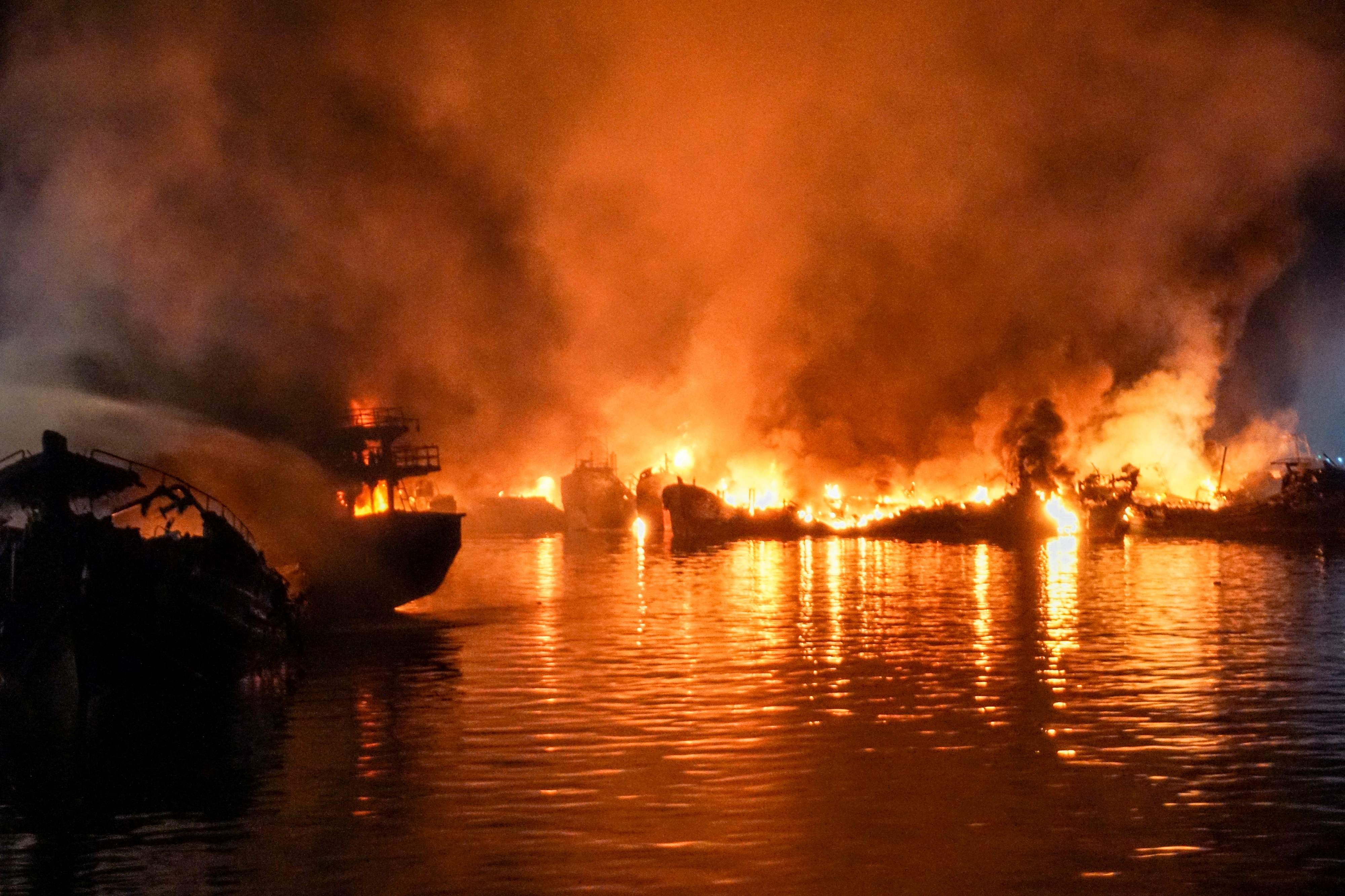 Kebakaran kapal di Dermaga Wijayapura, Cilacap, Jawa Tengah (Jateng).