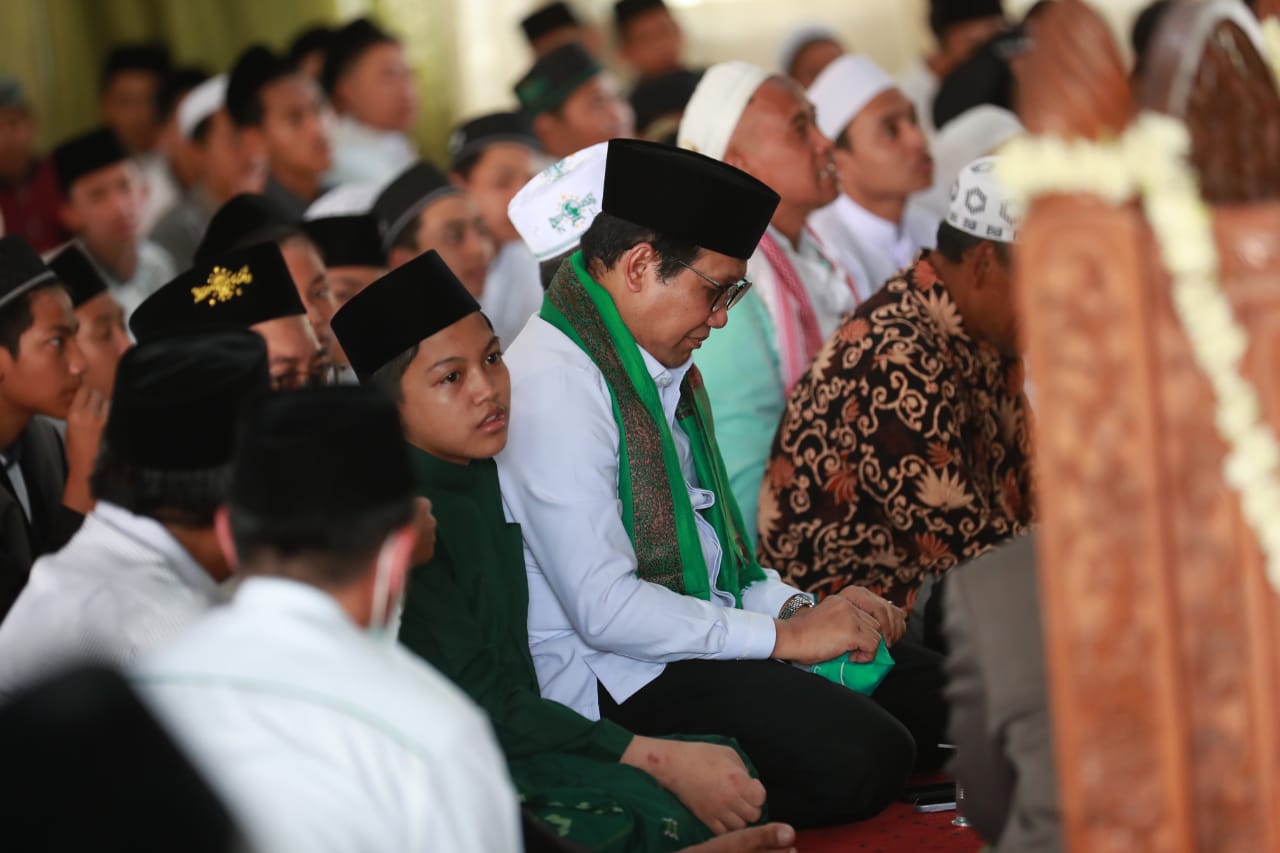 Mendes PDTT Abdul Halim Iskandar melayat Jenazah Buya Syafii disemayamkan di Masjid Gede Kauman, Yogyakarta.