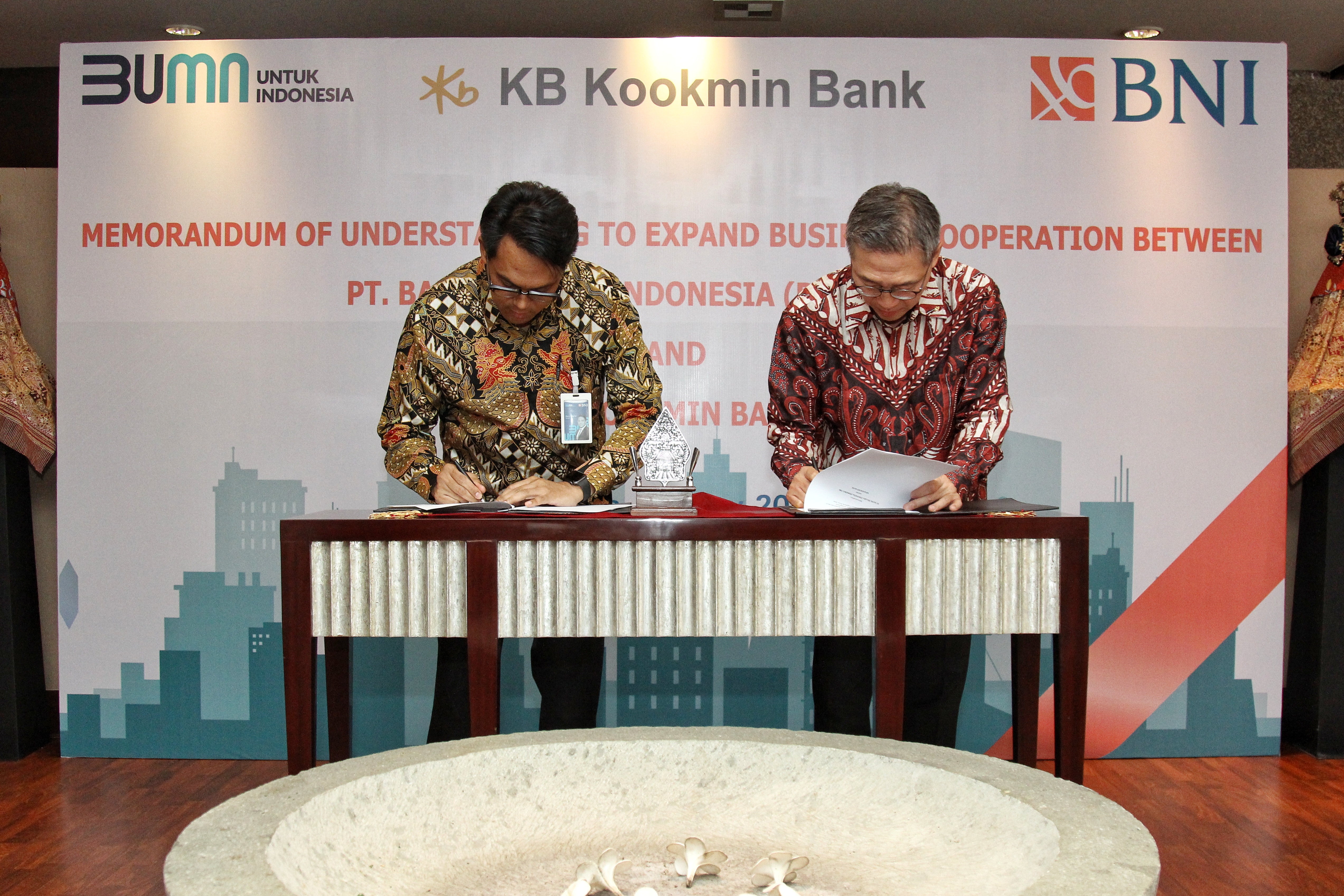 Penandatanganan Nota Kesepahaman Kerjasama (Memorandum of Understanding) BNI - KB Kookmin Bank, Senin (30/5).