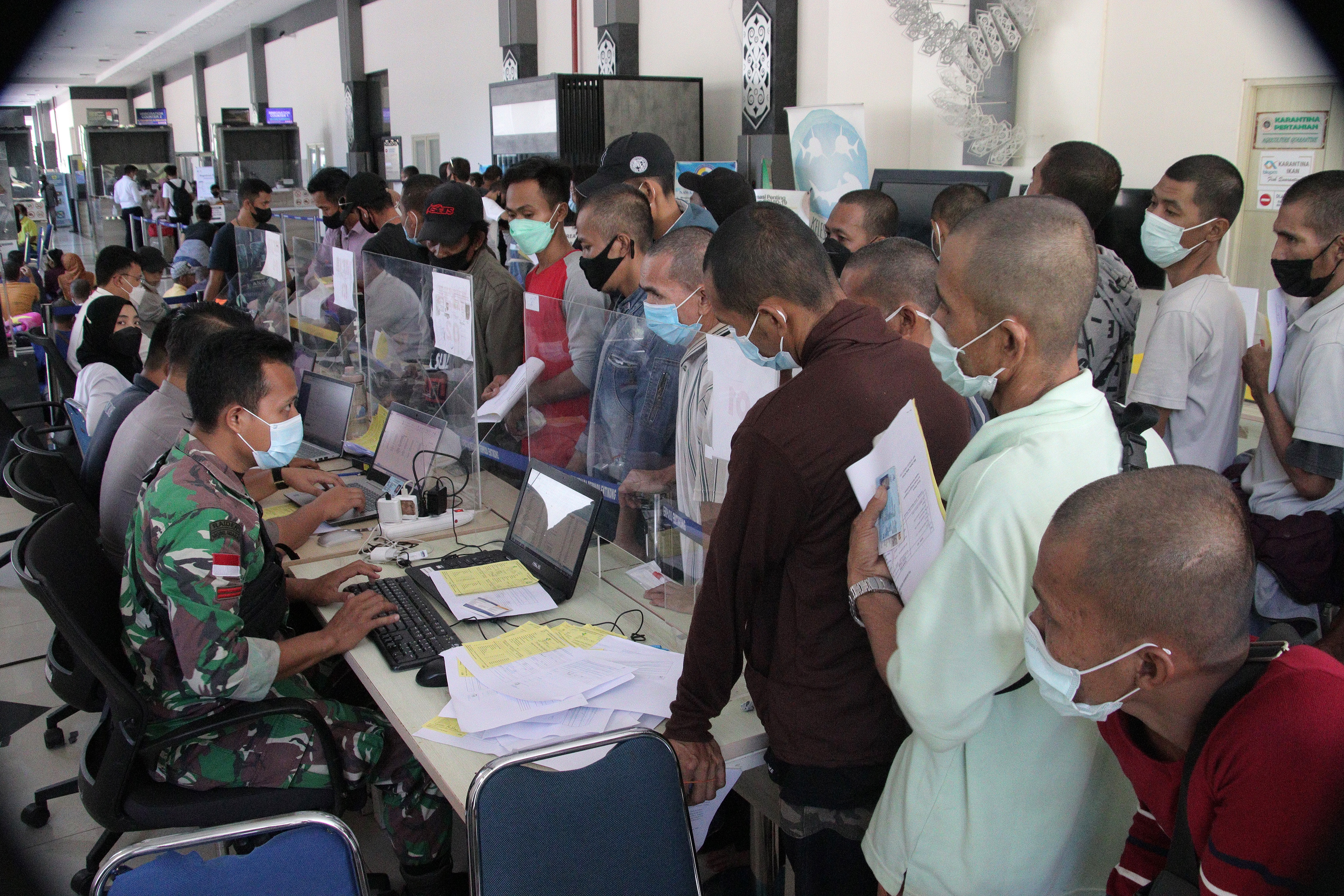 Ilustrasi--Sejumlah PMI bermasalah mengantre untuk pemeriksaan dokumen di PLBN Entikong di Kabupaten Sanggau, Kalimantan Barat.