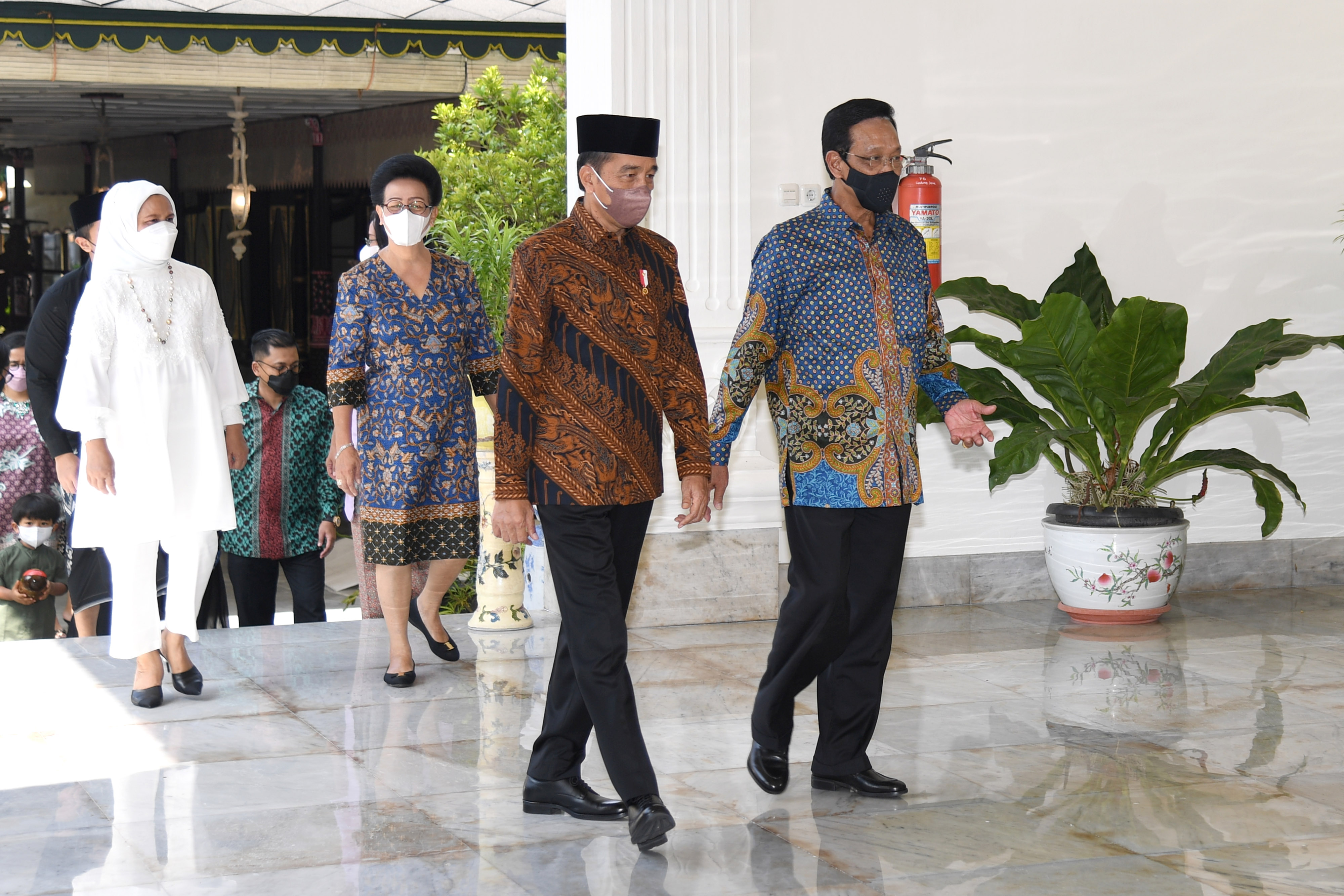 Presiden Jokowi, Ibu Negara dan sang putra bersilaturahmi ke Keraton Yogyakarta.