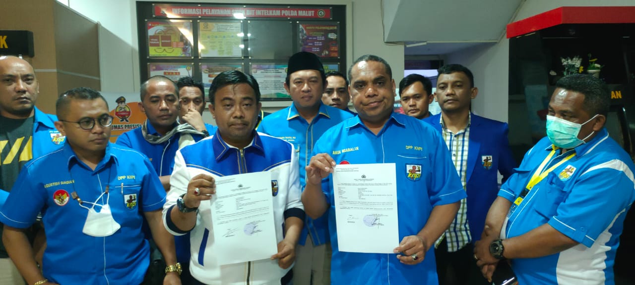 Ketum DPP KNPI, Haris Pertama dan Ketua Penyelenggara Kongres, Amin Ngabalin didampingi pengurus lain melaporkan pelaku penyebar hoaks ke Po