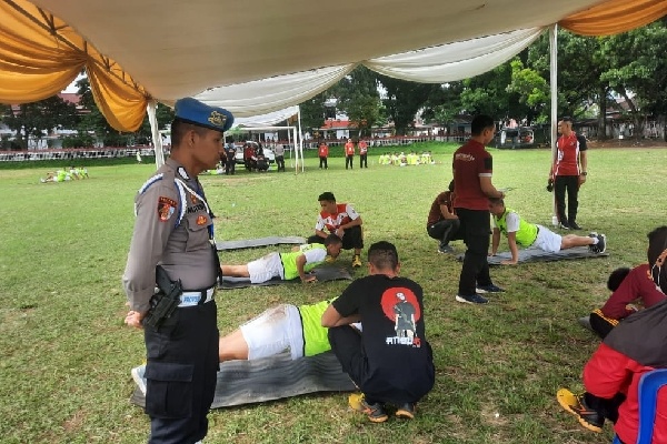 Sejumlah calon siswa bintara mengikuti  tes kesamaptaan jasmani  di Polda Sulawesi Utara