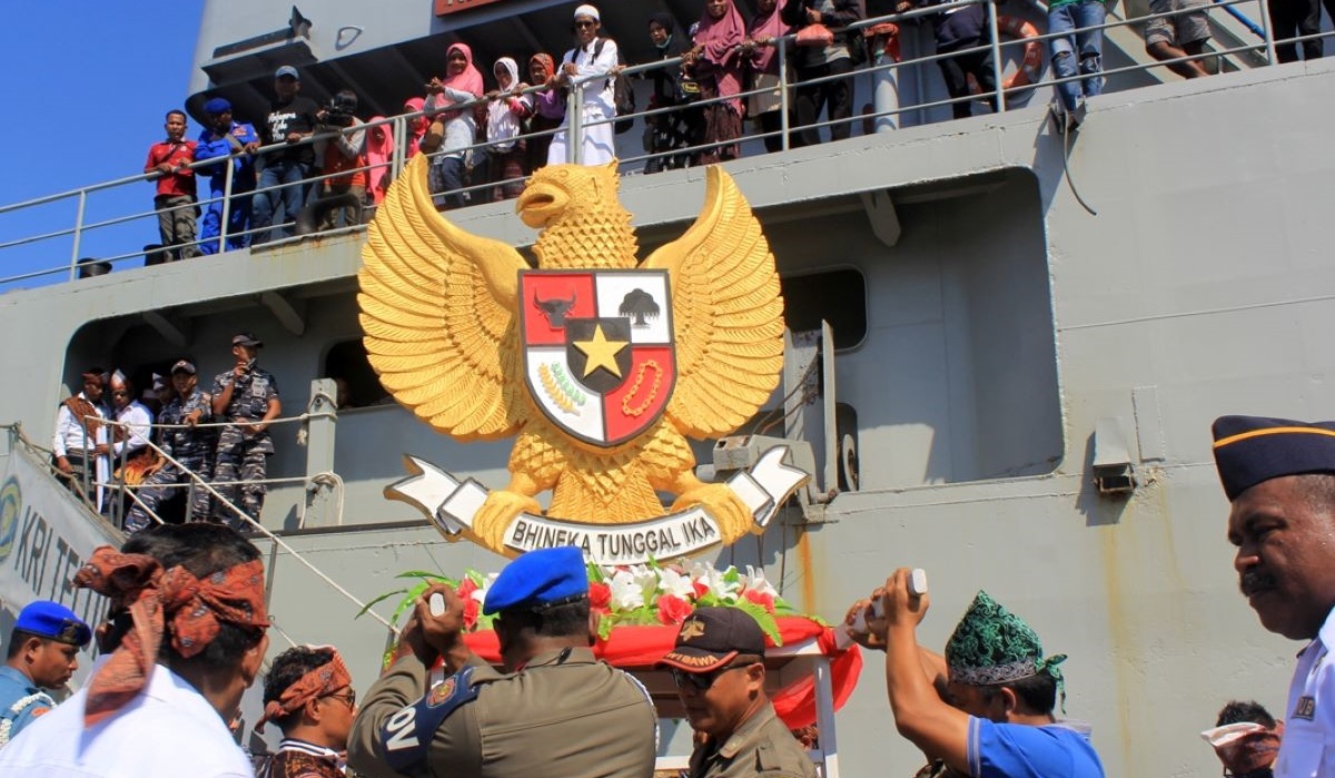 Petugas menurunkan plakat burung garuda dari KRI Teluk Ende yang sandar di Pelabuhan Bung Karno di Ende, Nusa Tenggara Timur, Kamis (31/5). 