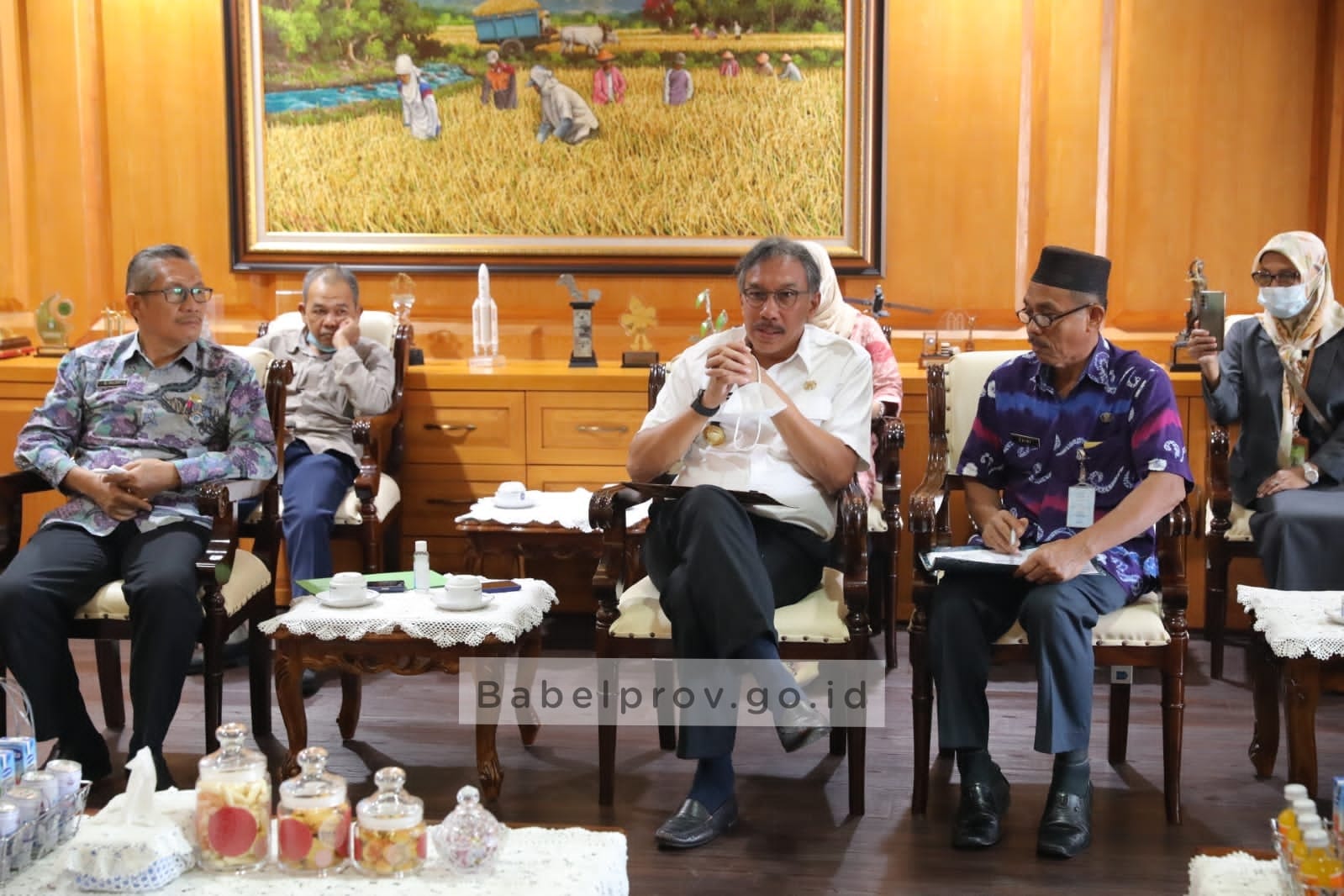 Pj Gubernur Babel, Ridwan Djamaluddin, menggelar rakor pemberangkatan calon jemaah haji d Ruang Kerja Penjabat (Pj) Gubernur, Jumat (27/5).