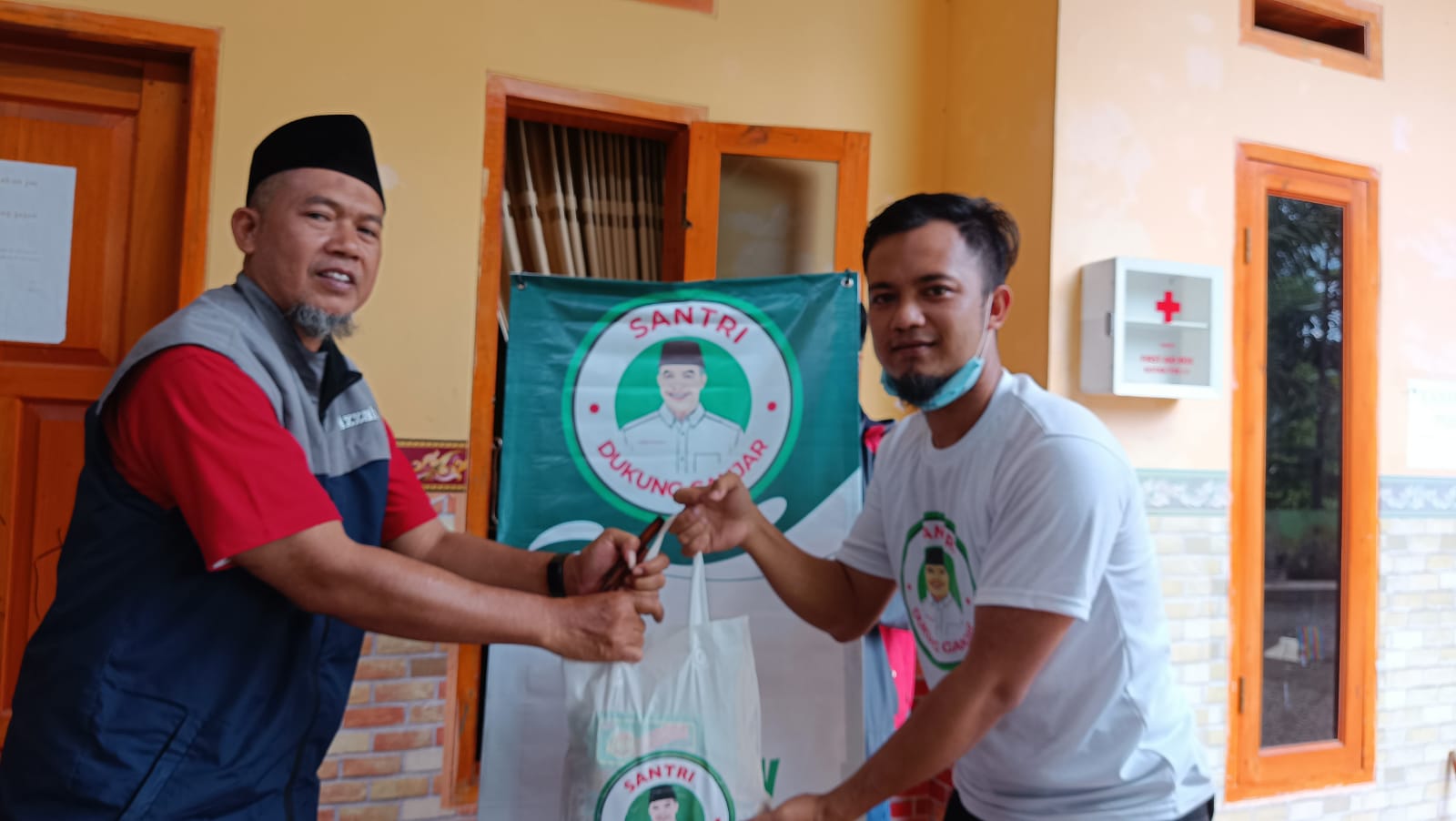 Santri Dukung Ganjar Jawa Barat bersilaturahmi ke sejumlah pesantren di Tasikmalaya, Jawa Barat (Jabar), Selasa (17/5/2022)