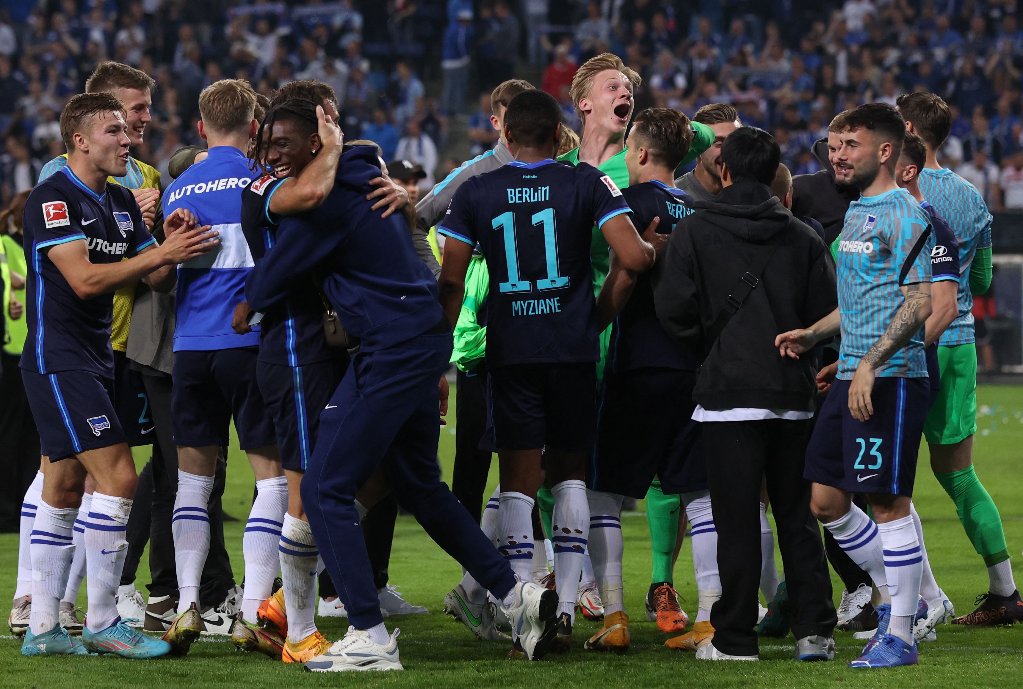 Para pemain Hertha Berlin melakukan selebrasi usai mengalahkan Hamburg di laga playoff promosi-degradasi Bundesliga.
