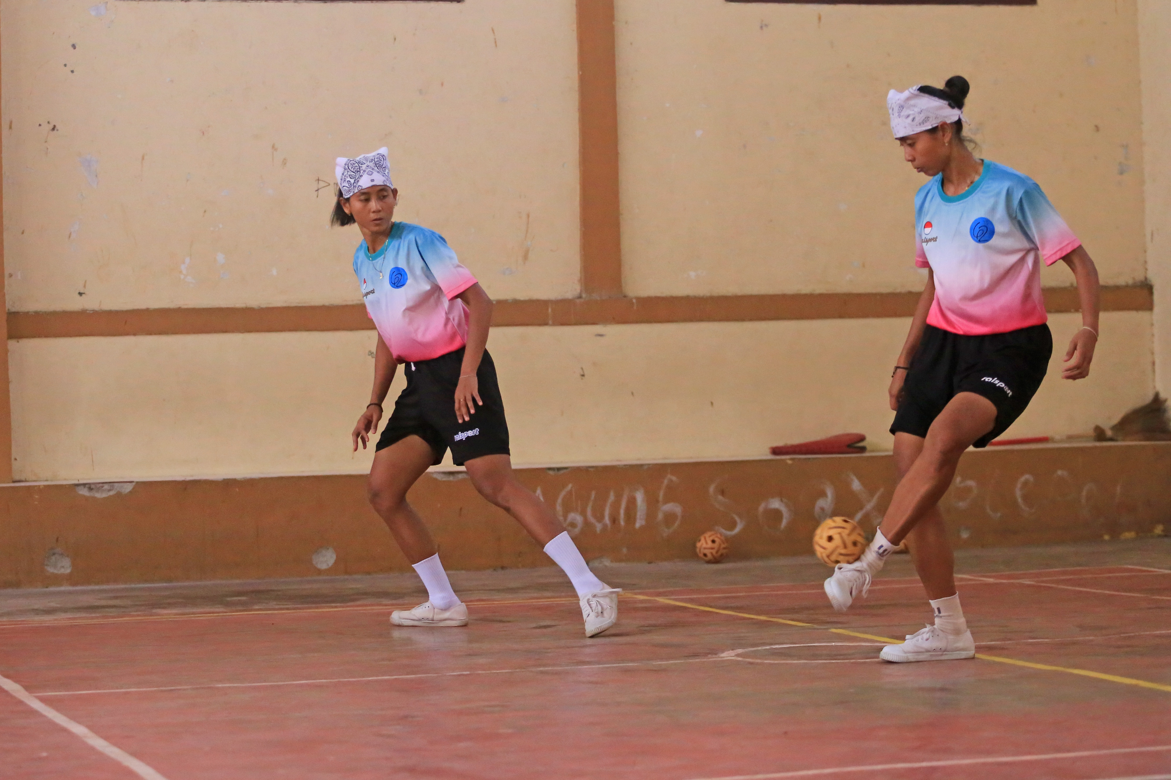 Dua atlet sepak takraw asal Jawa Barat tengah berlatih