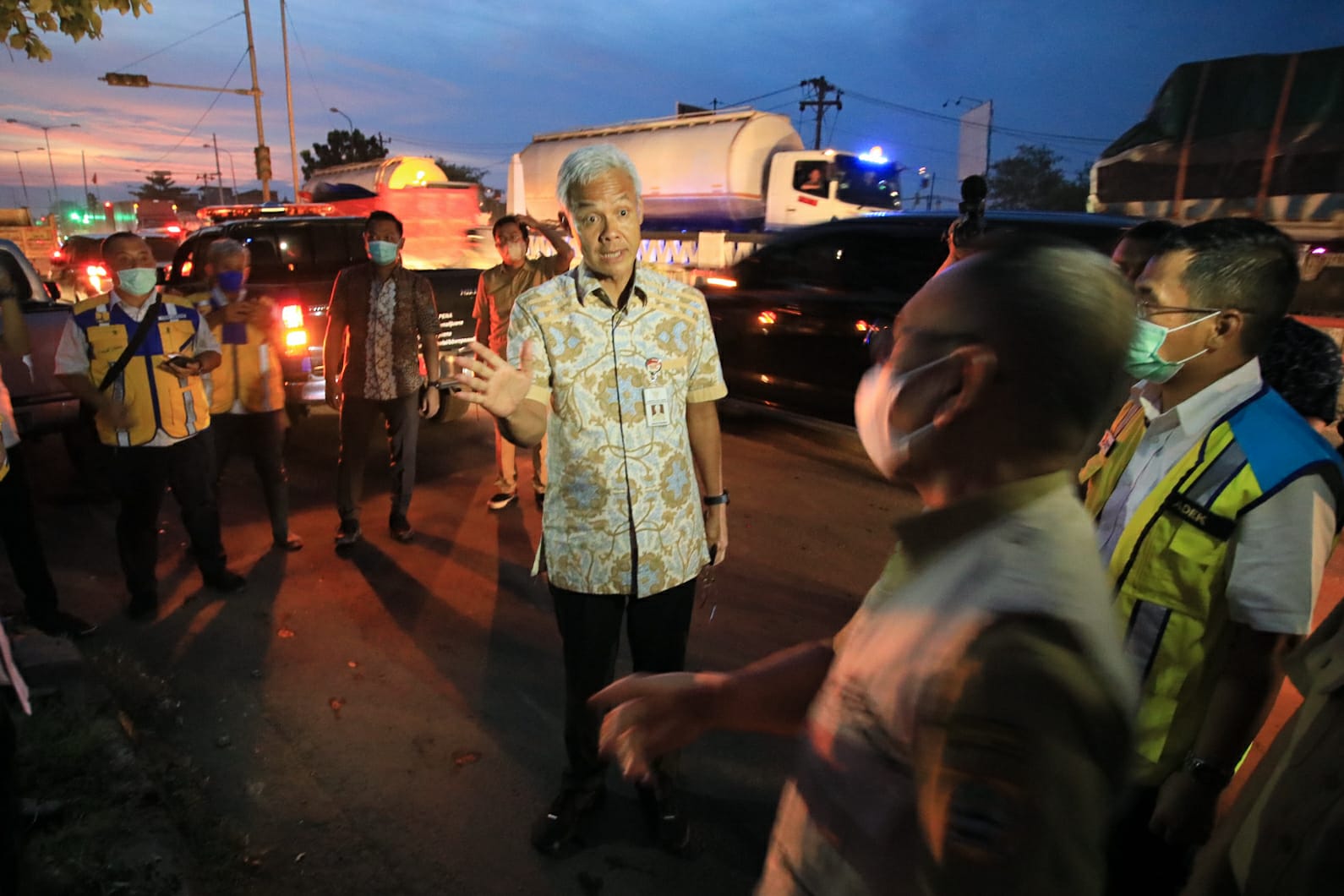 Gubernur Jawa Tengah Ganjar Pranowo dialog dengan sopir truk dan warga.