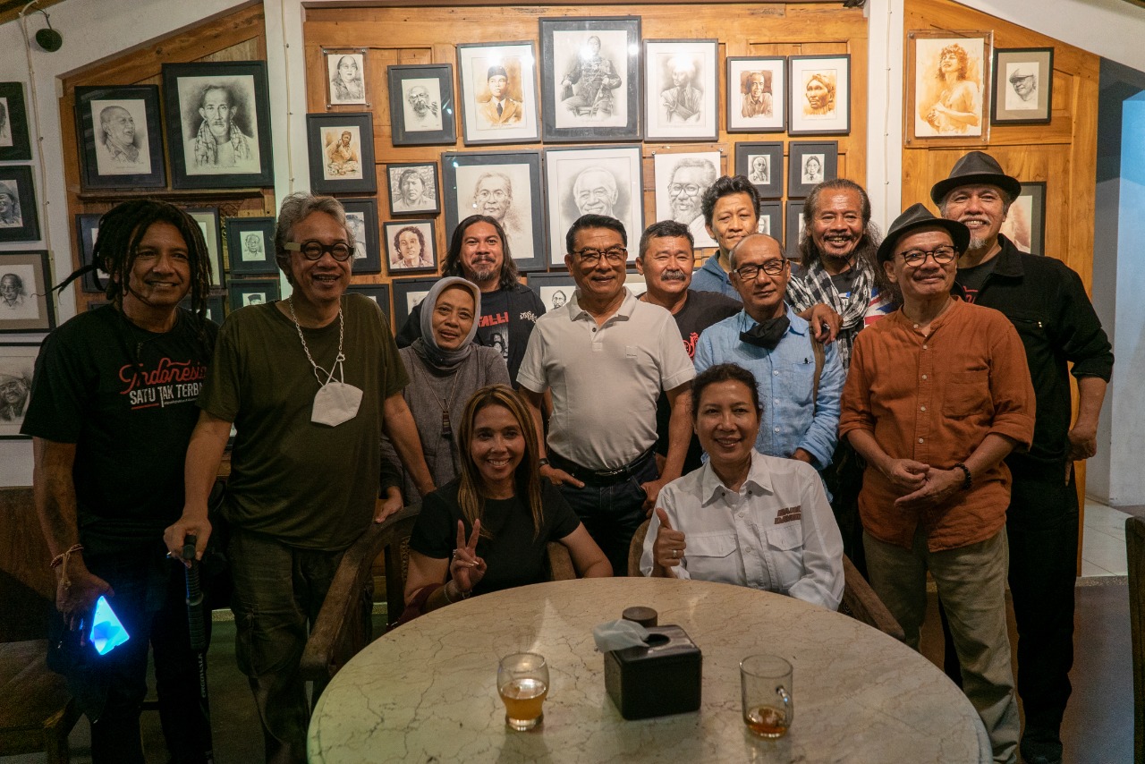 Ketua KSP Moeldoko (tengah) bertemu dengan sejumlah seniman di Yogyakarta pada Sabtu (21/5).