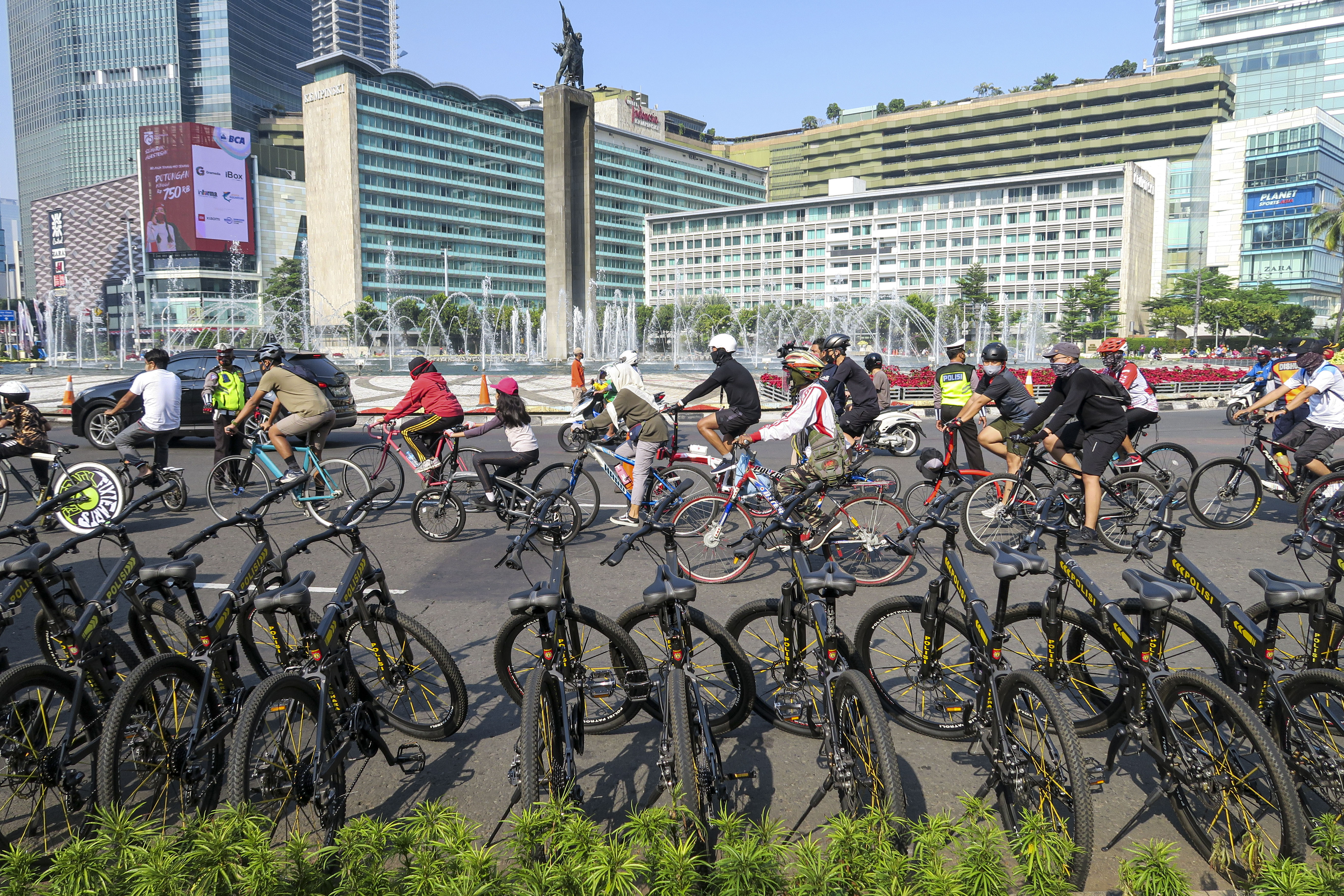 Warga bersepeda di kawasan Sudirman saat pelaksaaan CFD