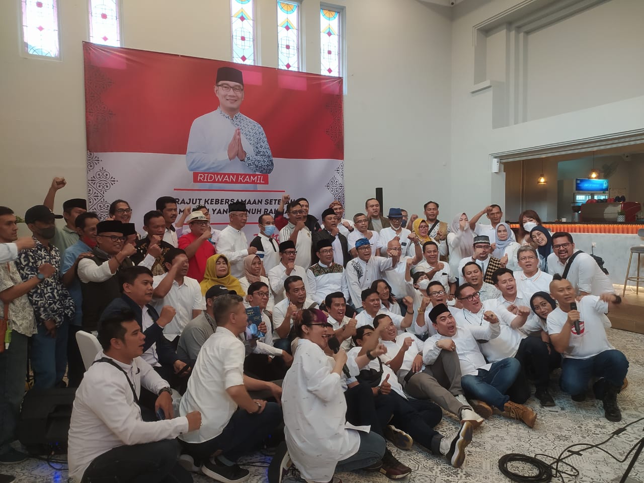 Ridwan Kamil bersama relawan dan pendukungnya di Bandung