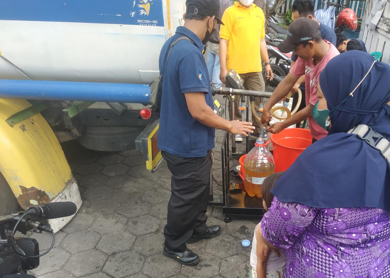 Perum Bulog Yaogyakarta mendistribusikan migor curah langsung ke konsumen dan pengecer karena harga migor curah masih tinggi.