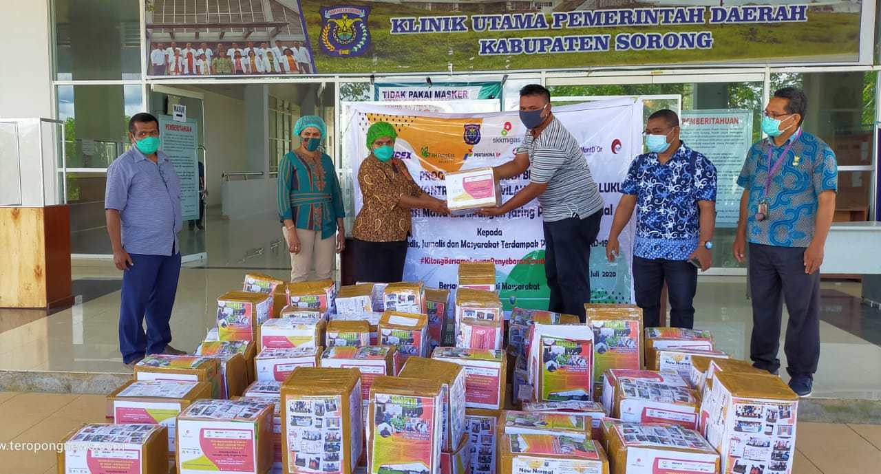 Pengurus SKK Migas menyerahkan bantuan untuk warga di Kabupaten Sorong, Papua Barat