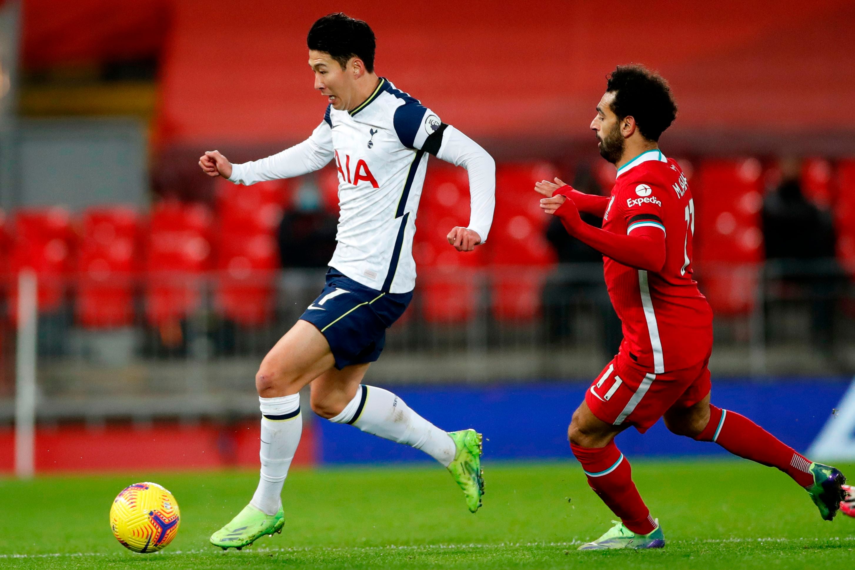 Para peraih Sepatu Emas Liga Primer Inggris Son Heung-min (kiri) dan Mohamed Salah.