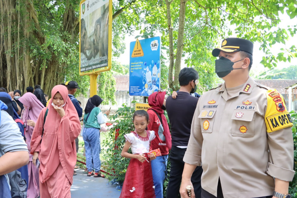 Kapolresta Surakarta Kombes Pol Ade Safri Simanjuntak di tengah pantauan kepadatan pelancong di Taman Satwataru Jurug. 