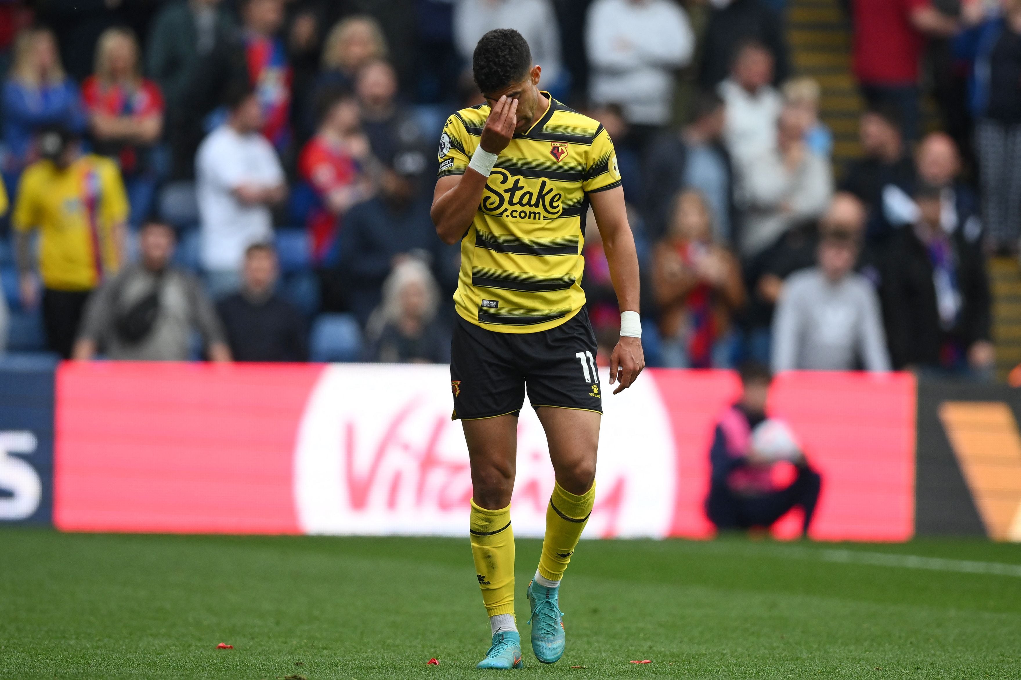 Pemain Watford tertunduk lesu usai dipastikan degradsi dari Liga Primer setelah kalah 0-1 dari Crystal Palace, Sabtu (7/5).   
