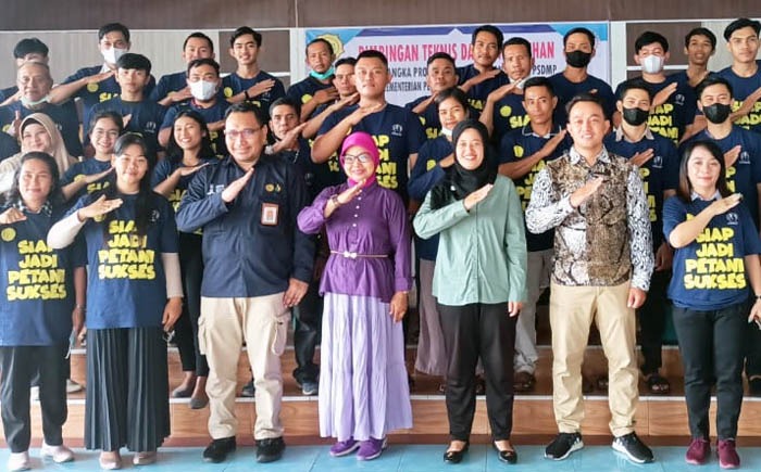 Caption: *Kepala SMKPPN Banjarbaru, Budi Santoso bersama petani dan penyuluh Melawi peserta Bimtek Aspirasi*