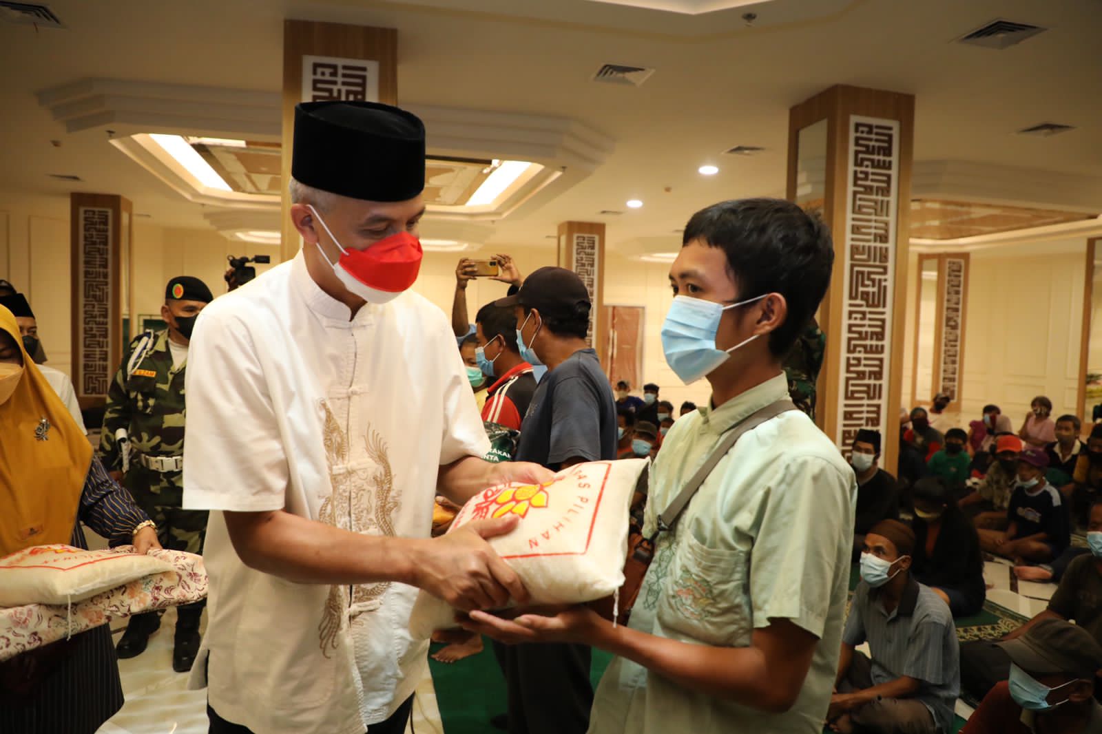 Gubernur Ganjar Pranowo dan Baznas Jateng bagikan zakat fitrah kepada 1.500 mustahik di malam takbiran, di Semarang