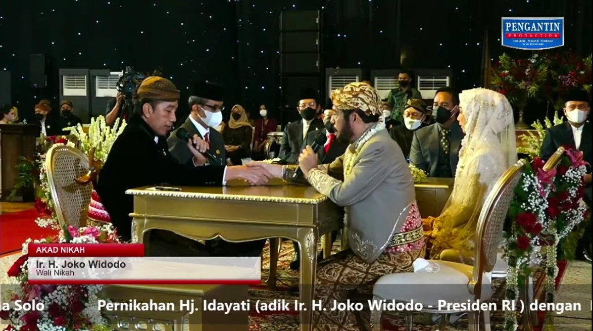 Presiden Joko Widodo (kiri) menjadi wali nikah adiknya Idayati dengan Ketua MK Anwar Usman.