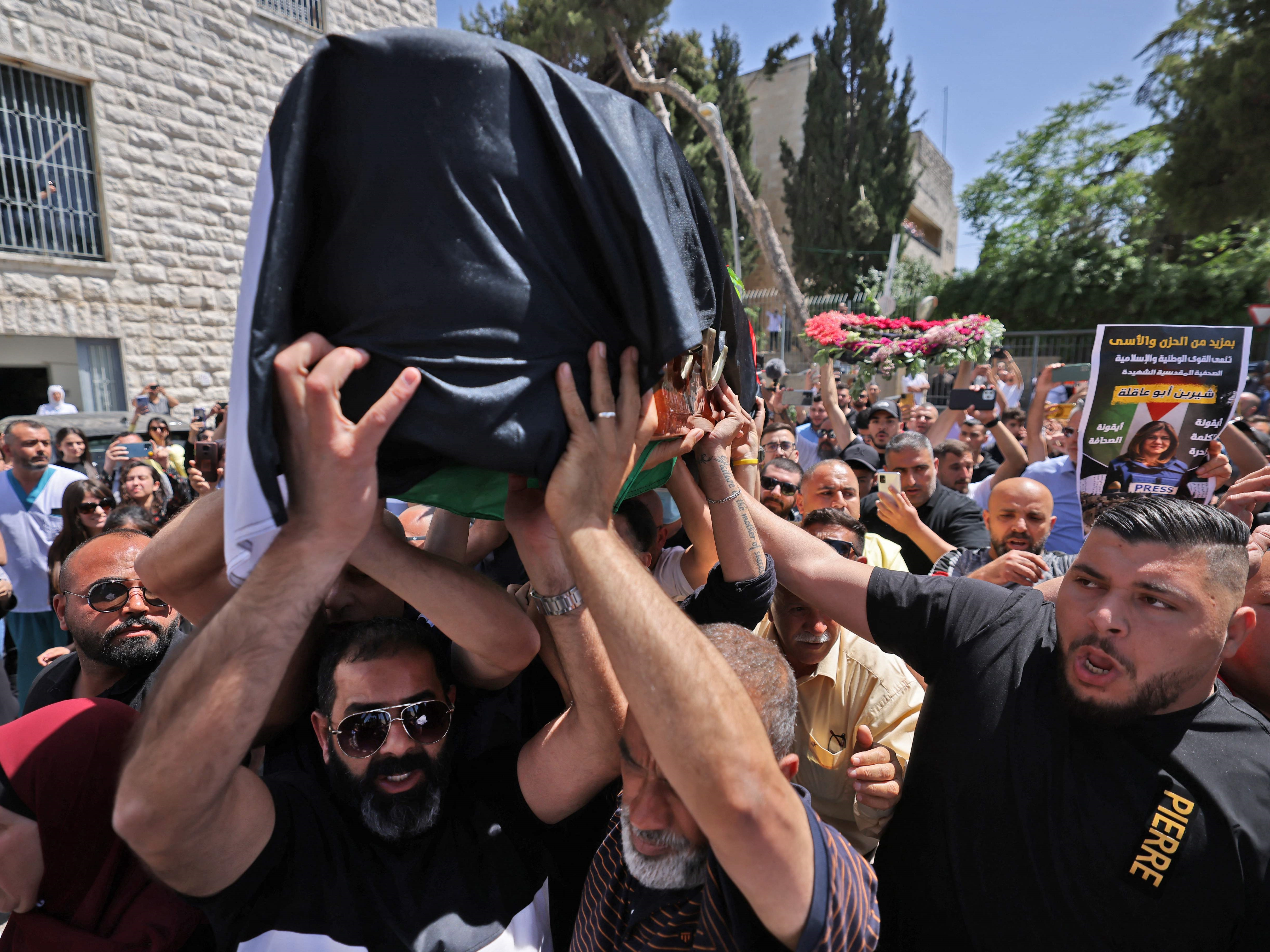 Jenazah jurnalis veteran Al-Jazeera yang terbunuh, Shireen Abu Akleh, tiba di rumah sakit di lingkungan Sheikh Jarrah.