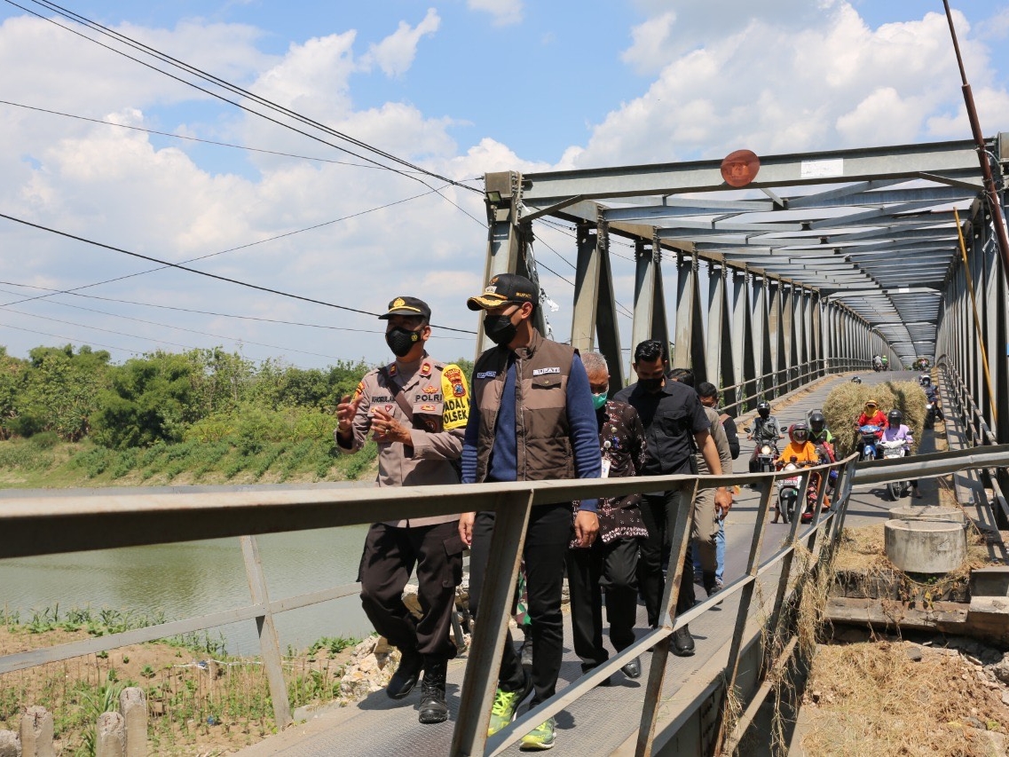 Bupati Tuban Aditya Halindra Faridzky bersama rombongan meninjau Jembatan Simo Glendeng di Desa Simo, Kecamatan Soko, beberapa waktu lalu.