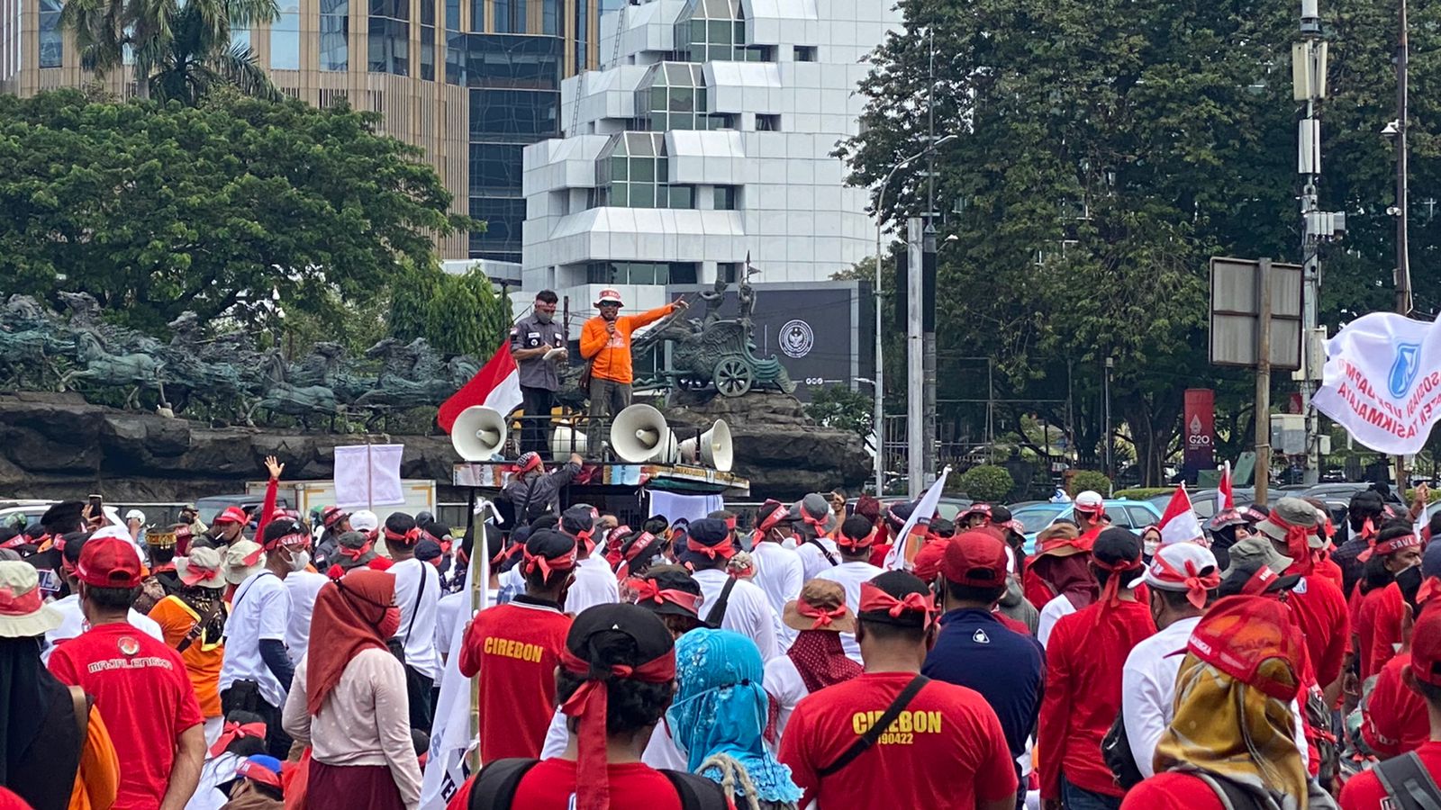 Ratusan orang yang tergabung dalam Asosiasi UPK NKRI berunjuk rasa di Patung Kuda dan Istana Negara, Jakarta Pusat, Senin (23/5).
