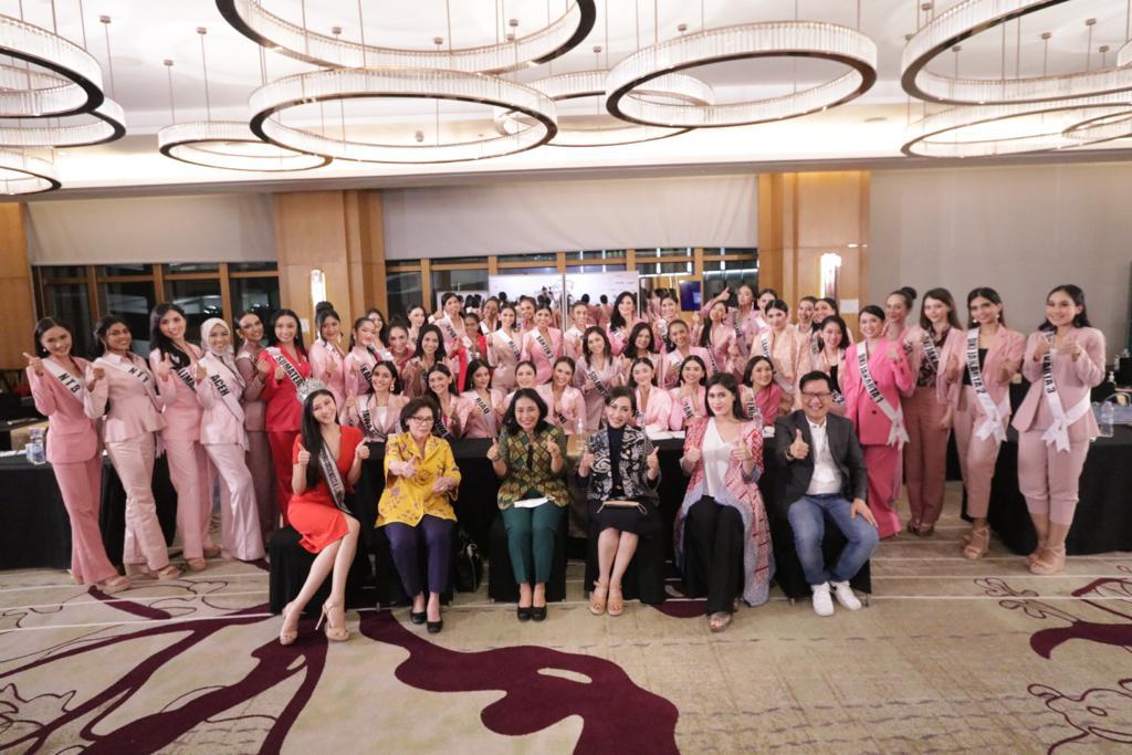 Menteri PPPA Bintang Puspayoga bersama 44 Finalis Puteri Indonesia 2022