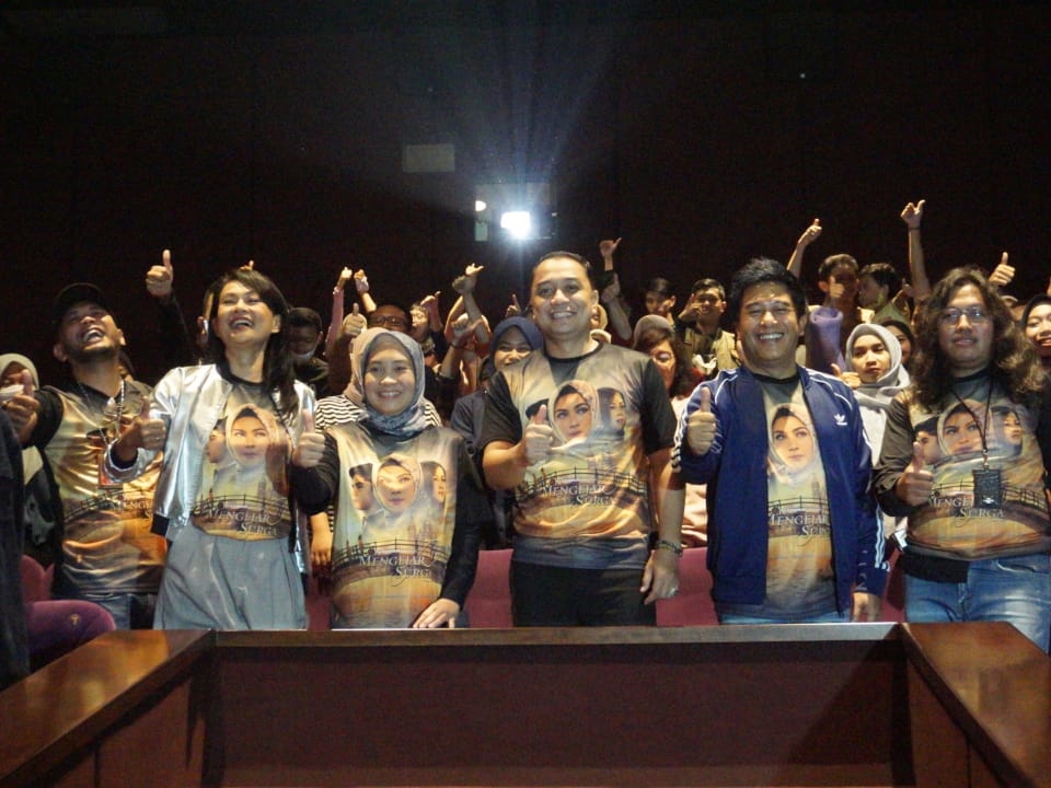 Sutradara Film Mengejar Surga Bambang Drias (dua dari kanan) dan VP Consumer Sales Area Jawa Bali Riny Novitriyanti (dua dari kiri).